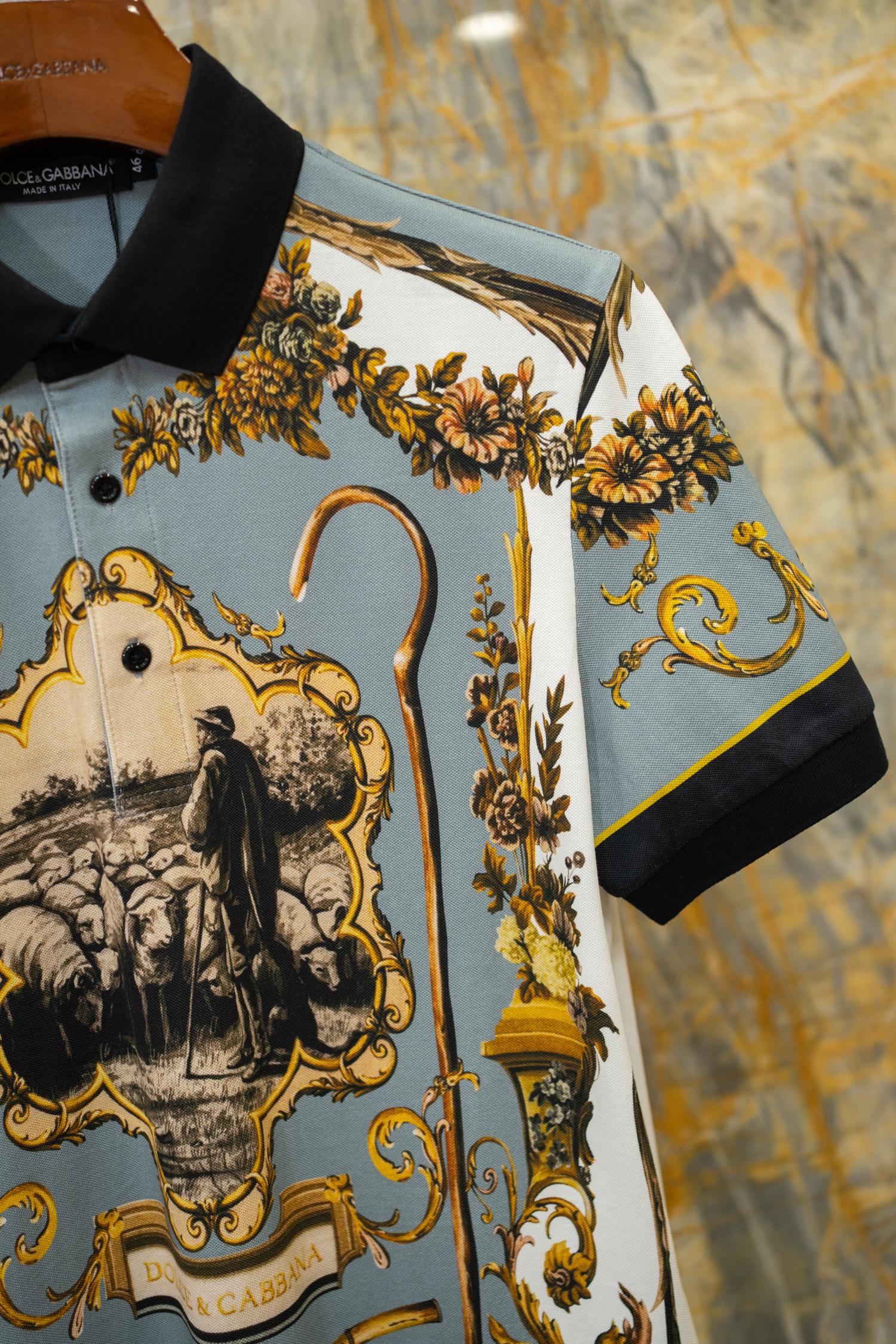 Поло мужское в стиле Dolce & Gabbana с принтом в стиле барокко голубого цвета