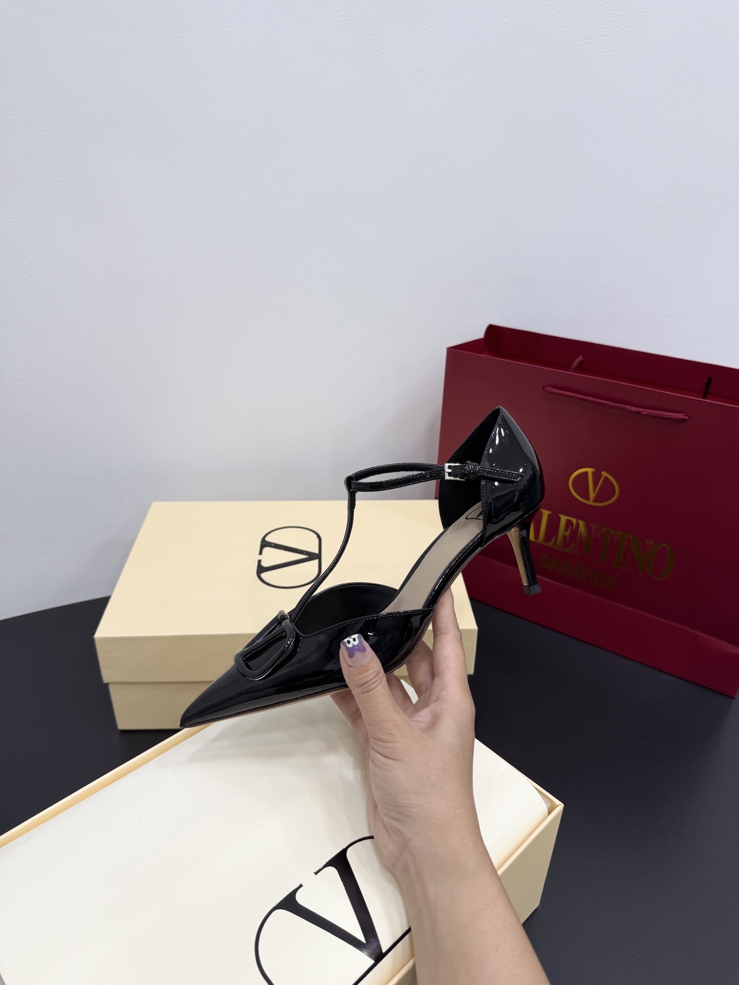 Туфли женские в стиле Valentino VLogo из лаковой натуральной кожи чёрного цвета