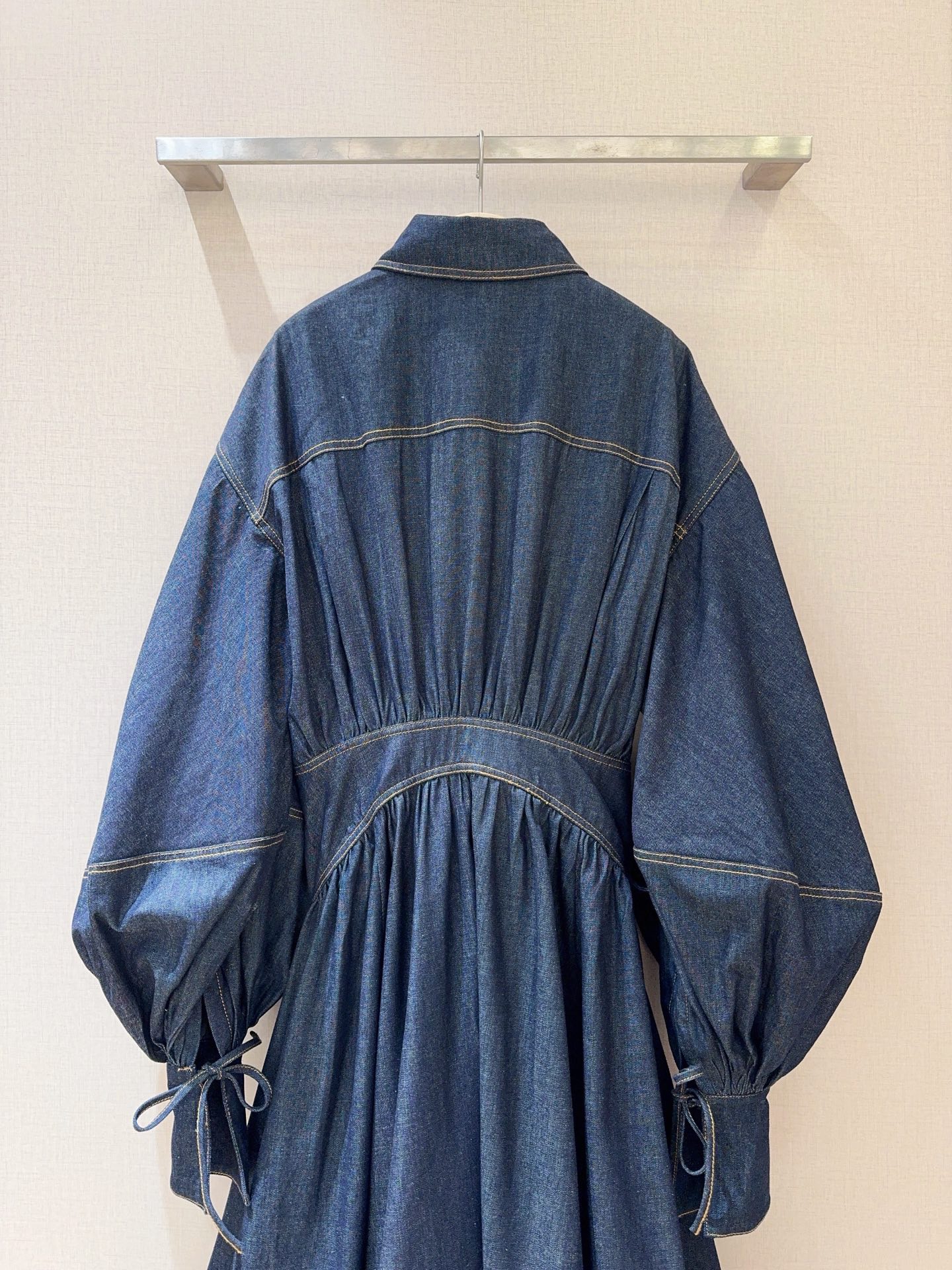 Платье женское в стиле Zimmermann  из денима тёмно-синего цвета с поясом и объёмными рукавами