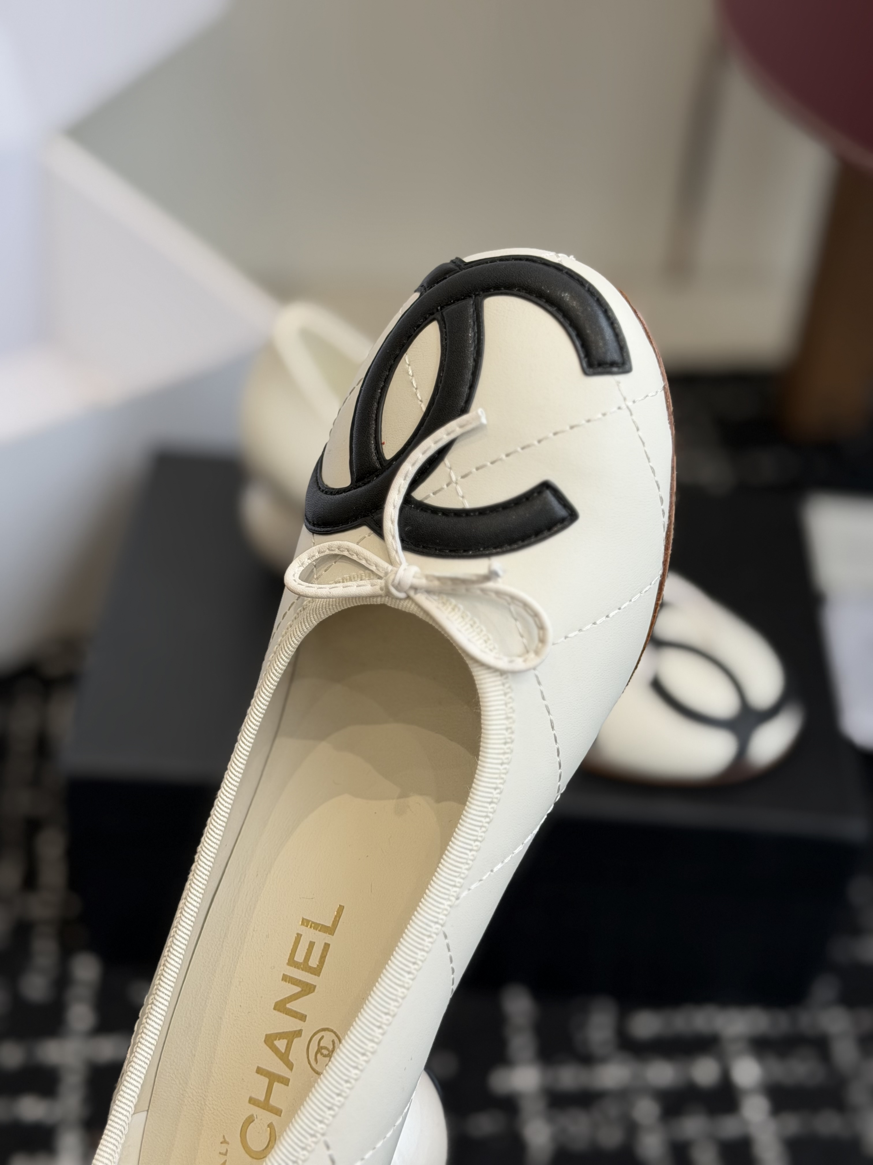 Туфли женские в стиле Chanel белого цвета