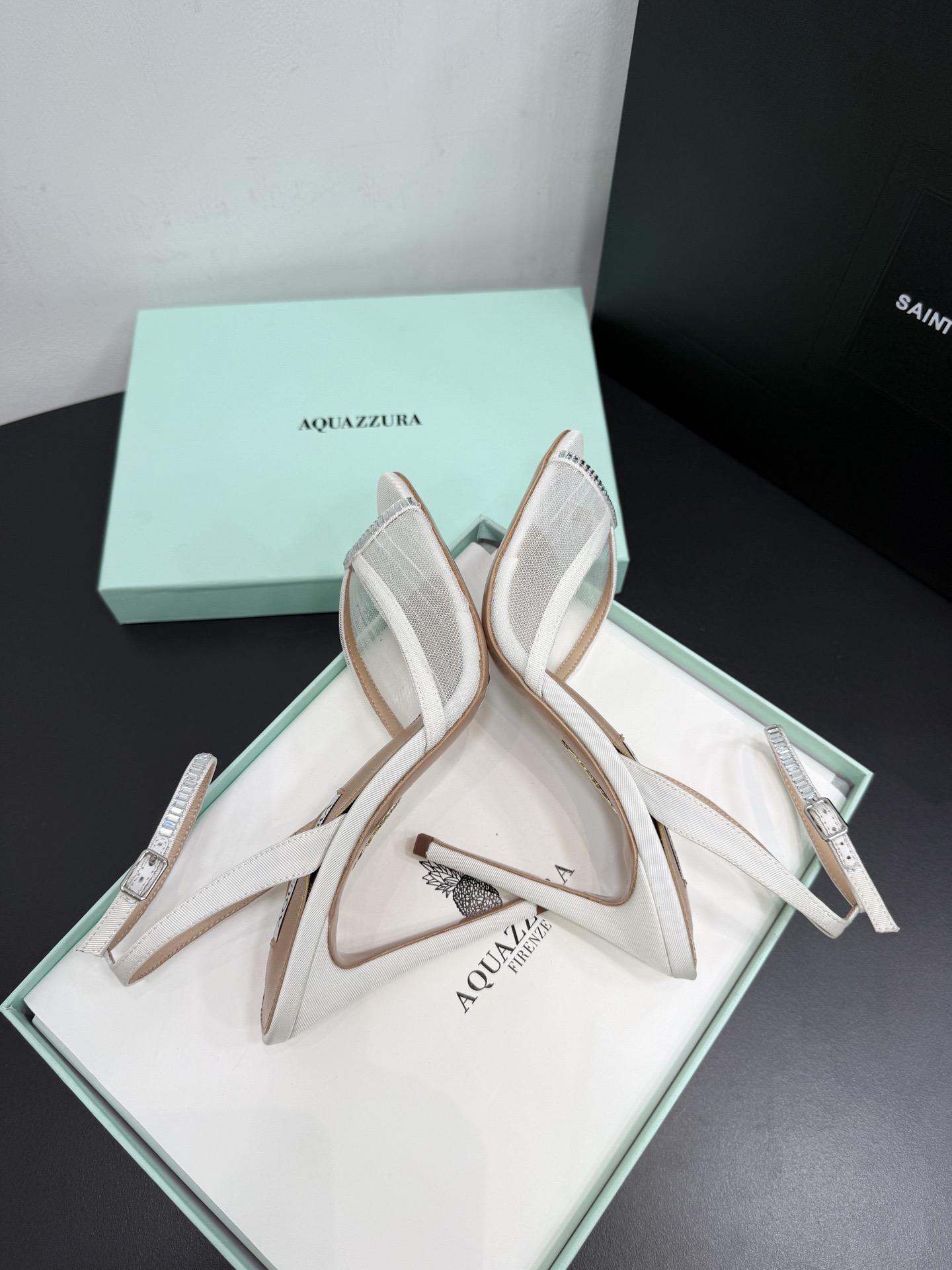 Босоножки женские Aquazzura белого цвета