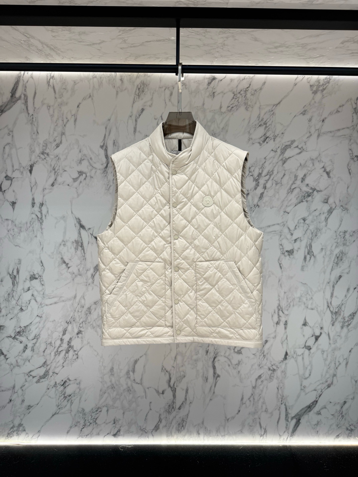 Жилет мужской Moncler Lycope белого цвета с ромбовидной стёжкой и натуральным пухом