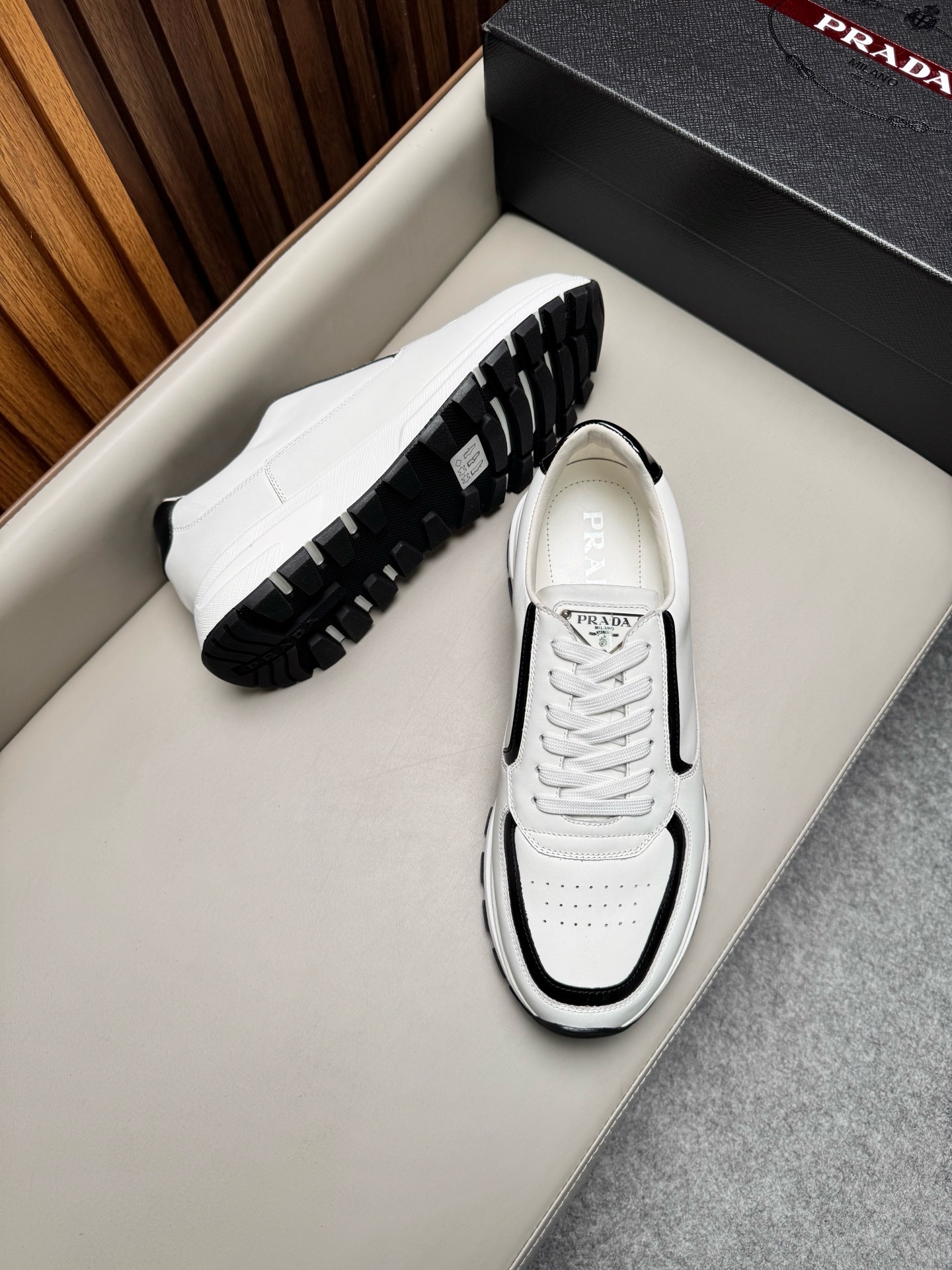 Кроссовки мужские в стиле Prada белого цвета с контрастной отделкой