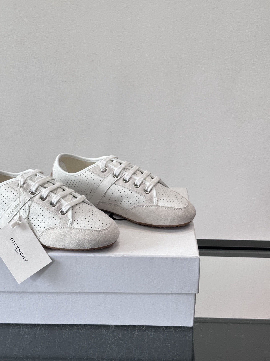 Кеды мужские Givenchy белого цвета
