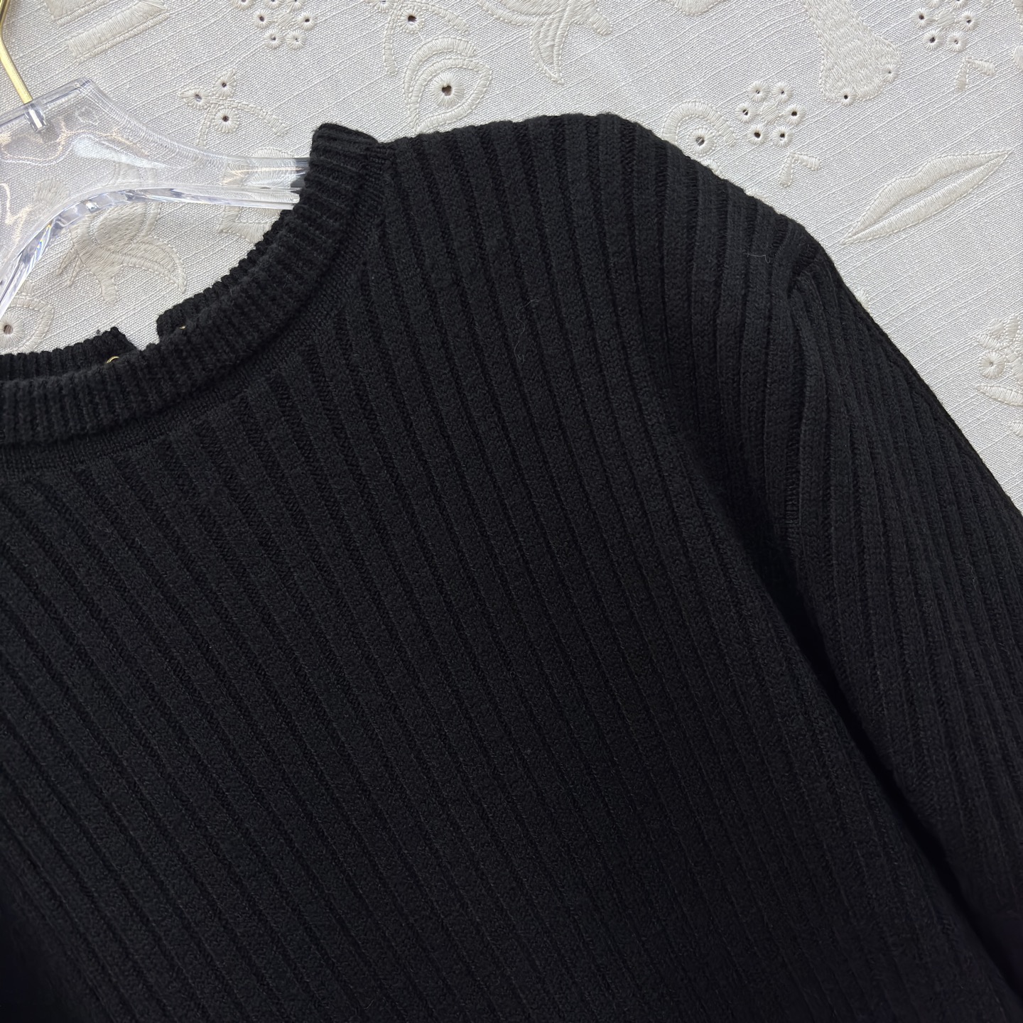 Свитер женский в стиле Schiaparelli чёрного цвета с декоративной шнуровкой на спине