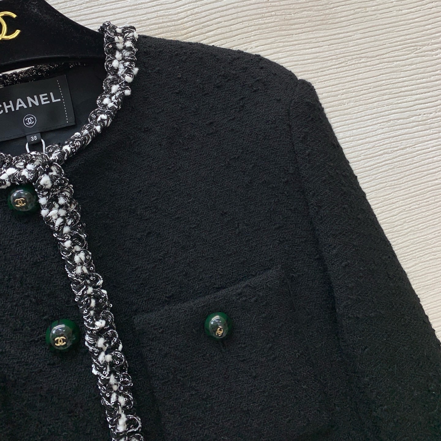Жакет женский Chanel чёрного цвета с контрастной отделкой