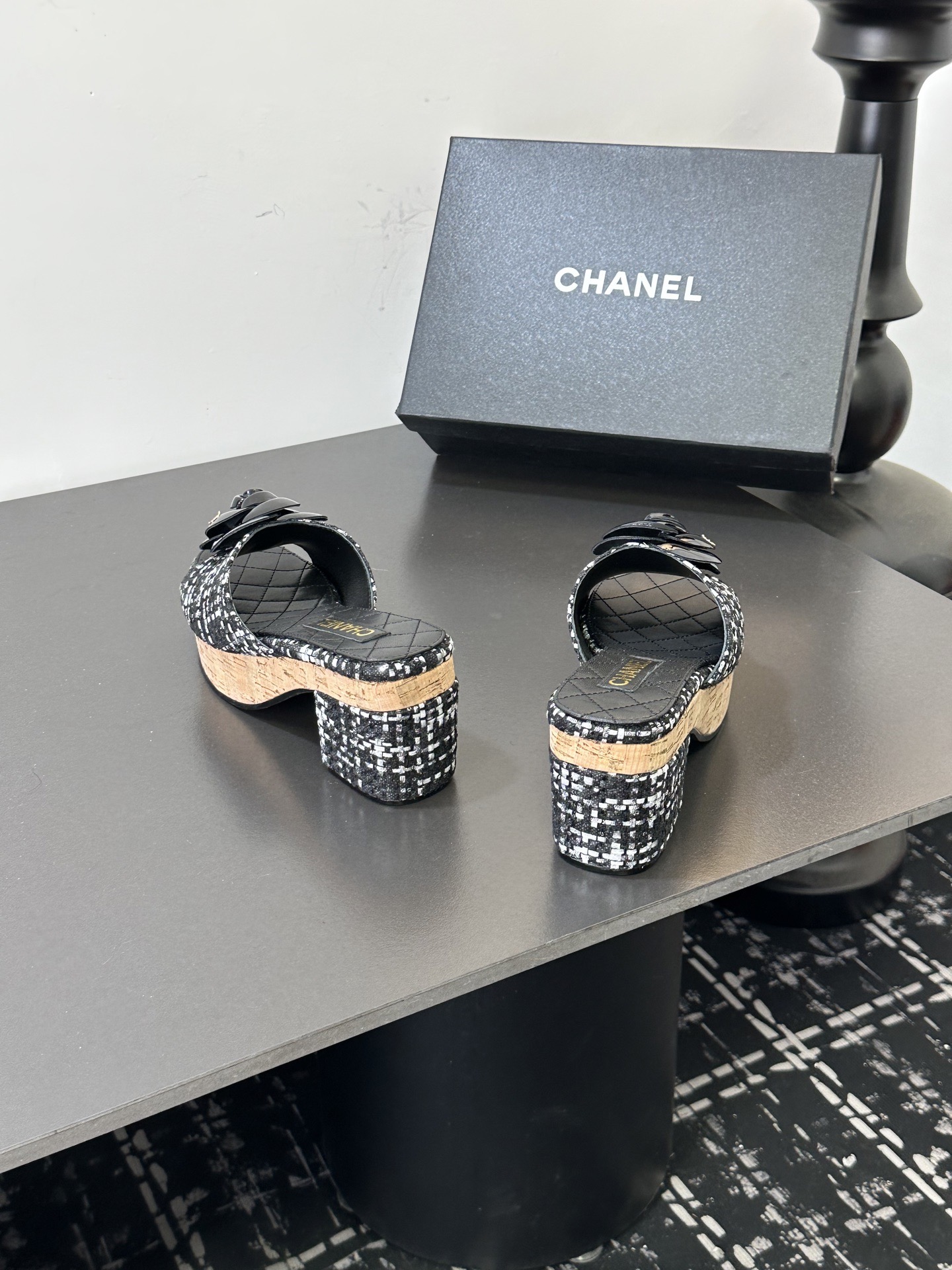 Мюли женские в стиле Chanel с цветком камелии чёрного цвета