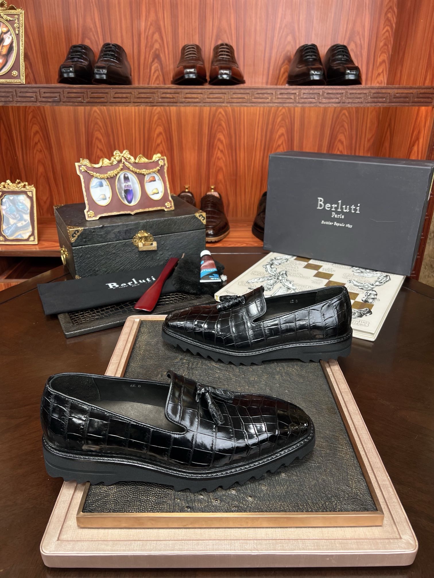 Лоферы мужские в стиле Berluti из кожи крокодила черного цвета