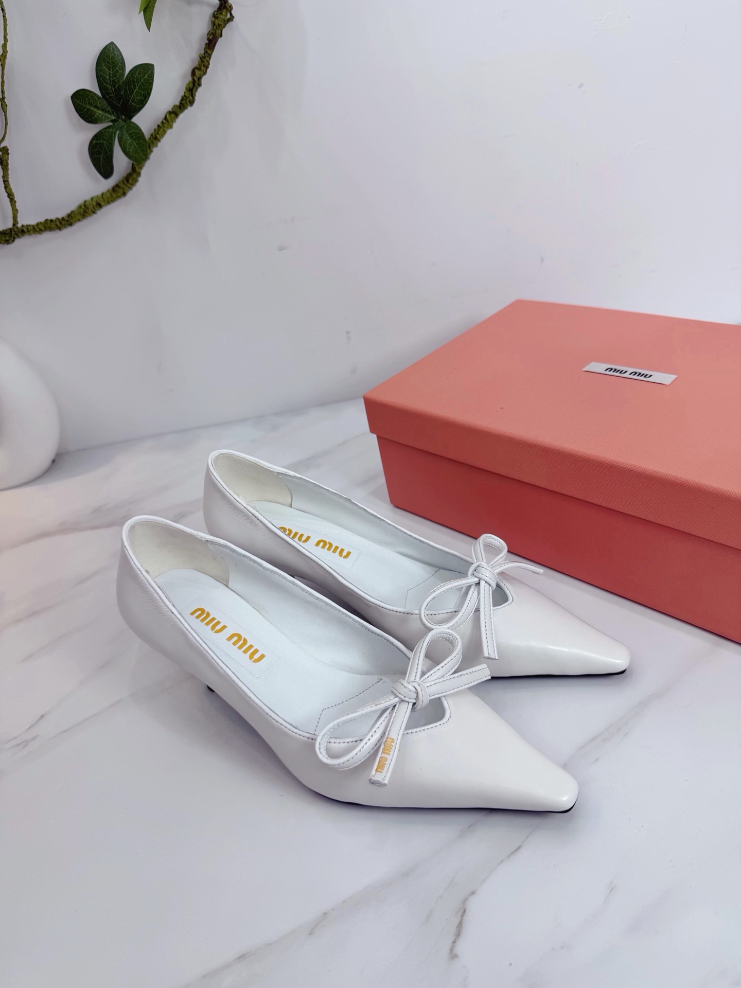 Туфли женские Miu Miu из натуральной кожи белого цвета