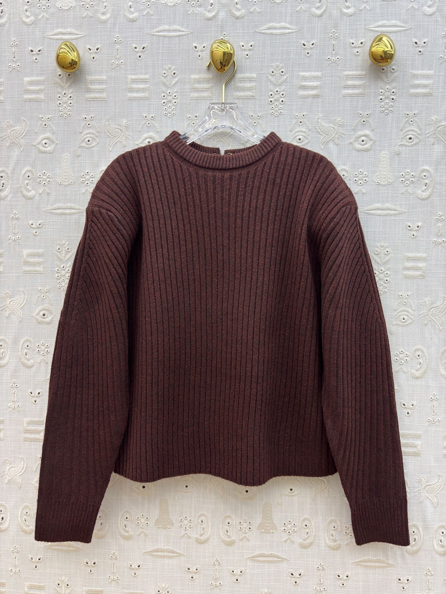 Свитер женский в стиле Schiaparelli винно-бордового цвета с декоративной шнуровкой на спине