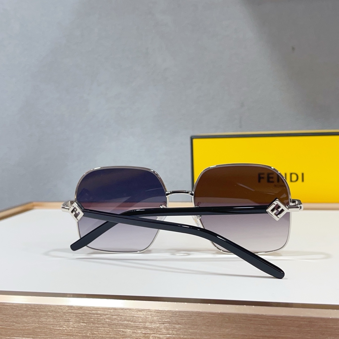 Очки солнцезащитные женские в стиле Fendi FE40218U