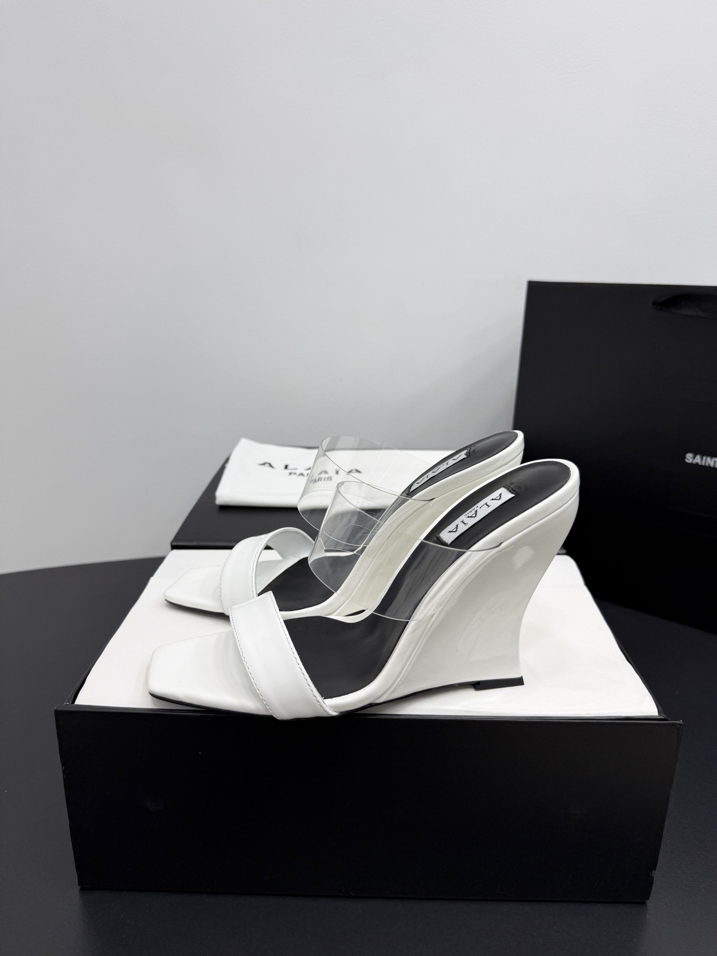 Босоножки женские в стиле Alaïa белого цвета