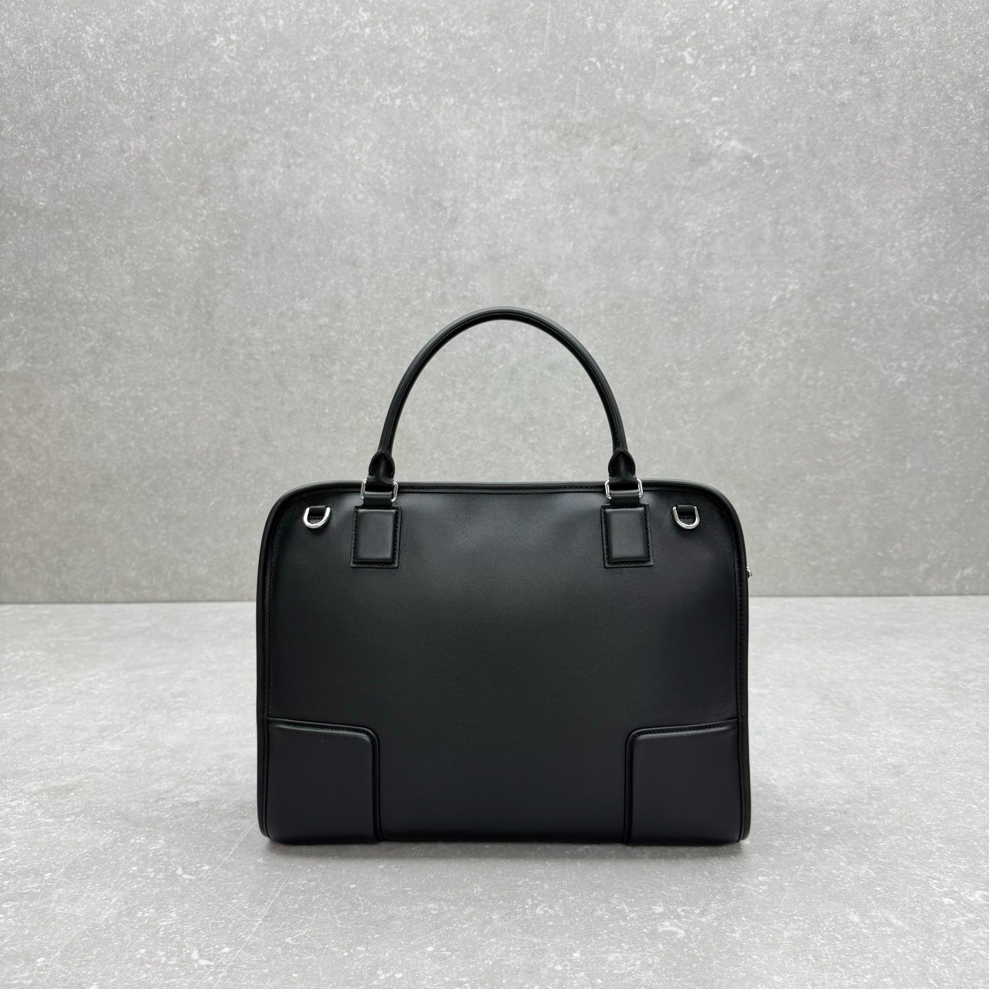 Сумка Loewe Amazona 180 чёрного цвета