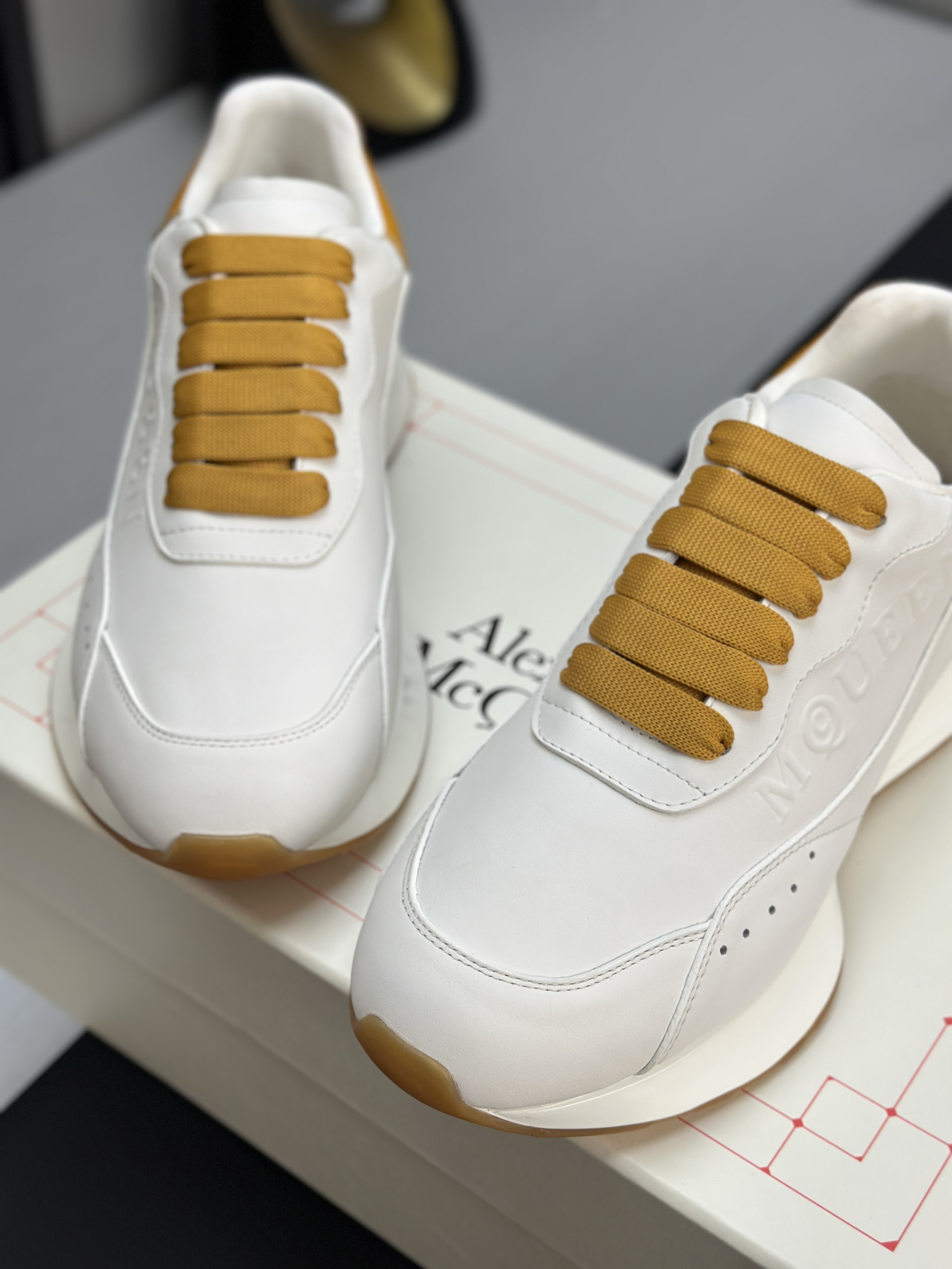 Кроссовки в стиле Alexander McQueen белого цвета с жёлтыми акцентами