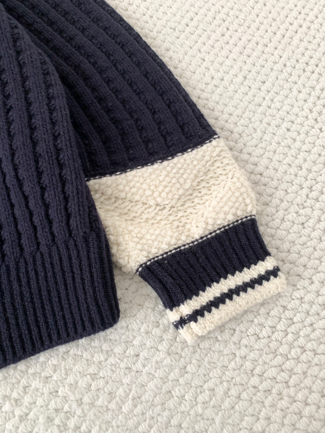 Свитер женский в стиле Chanel с V-образным вырезом синего цвета