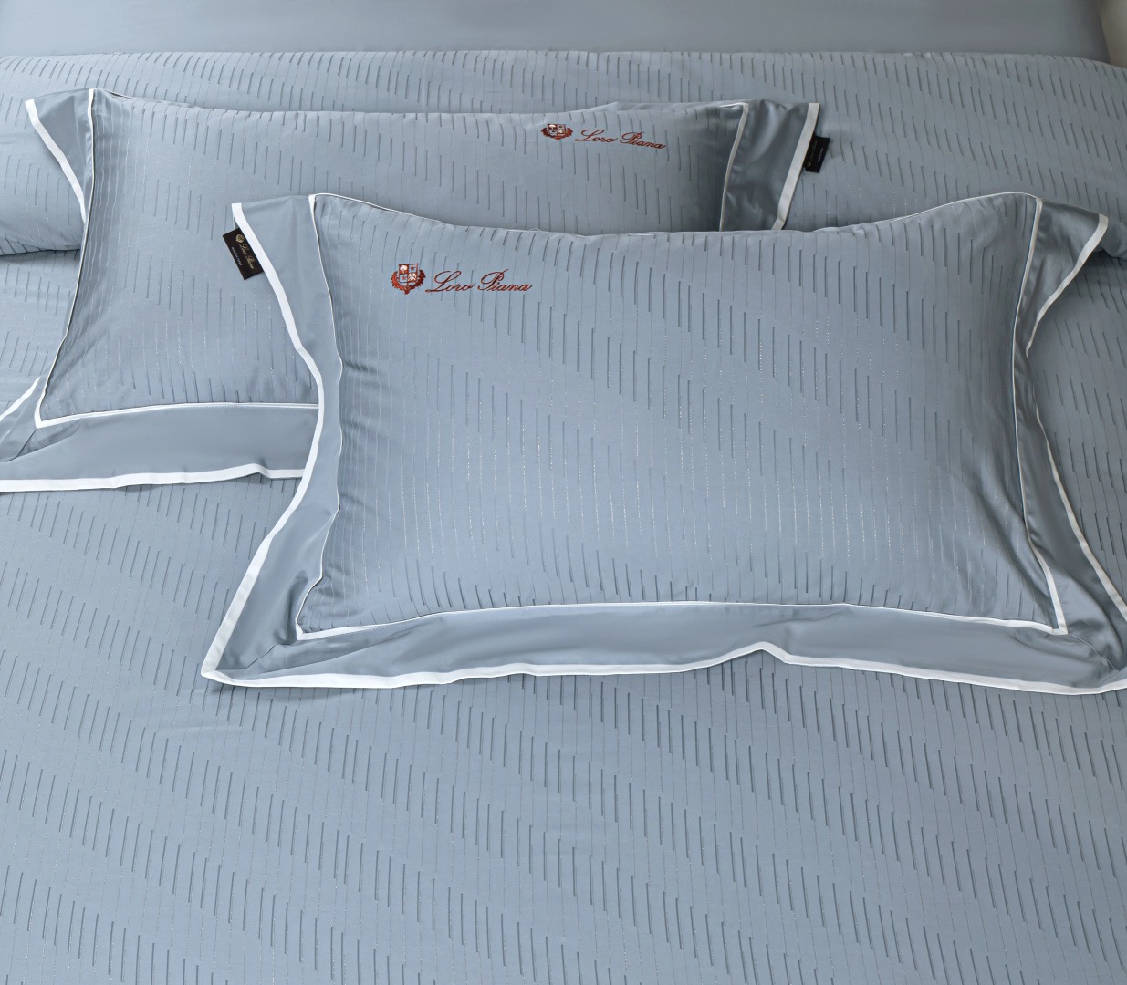 Комплект постельного белья в стиле Loro Piana Interiors голубого цвета