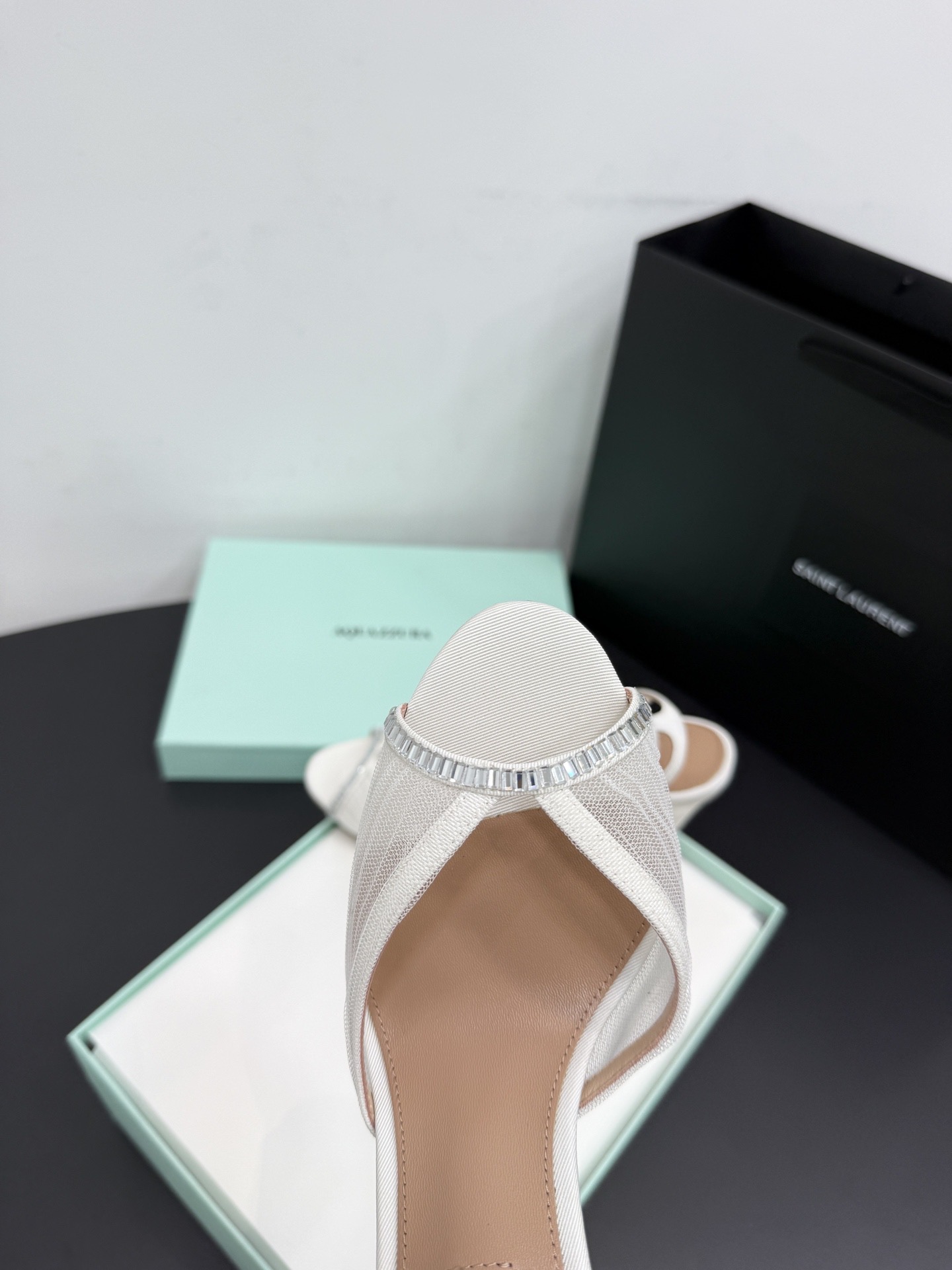 Босоножки женские Aquazzura белого цвета