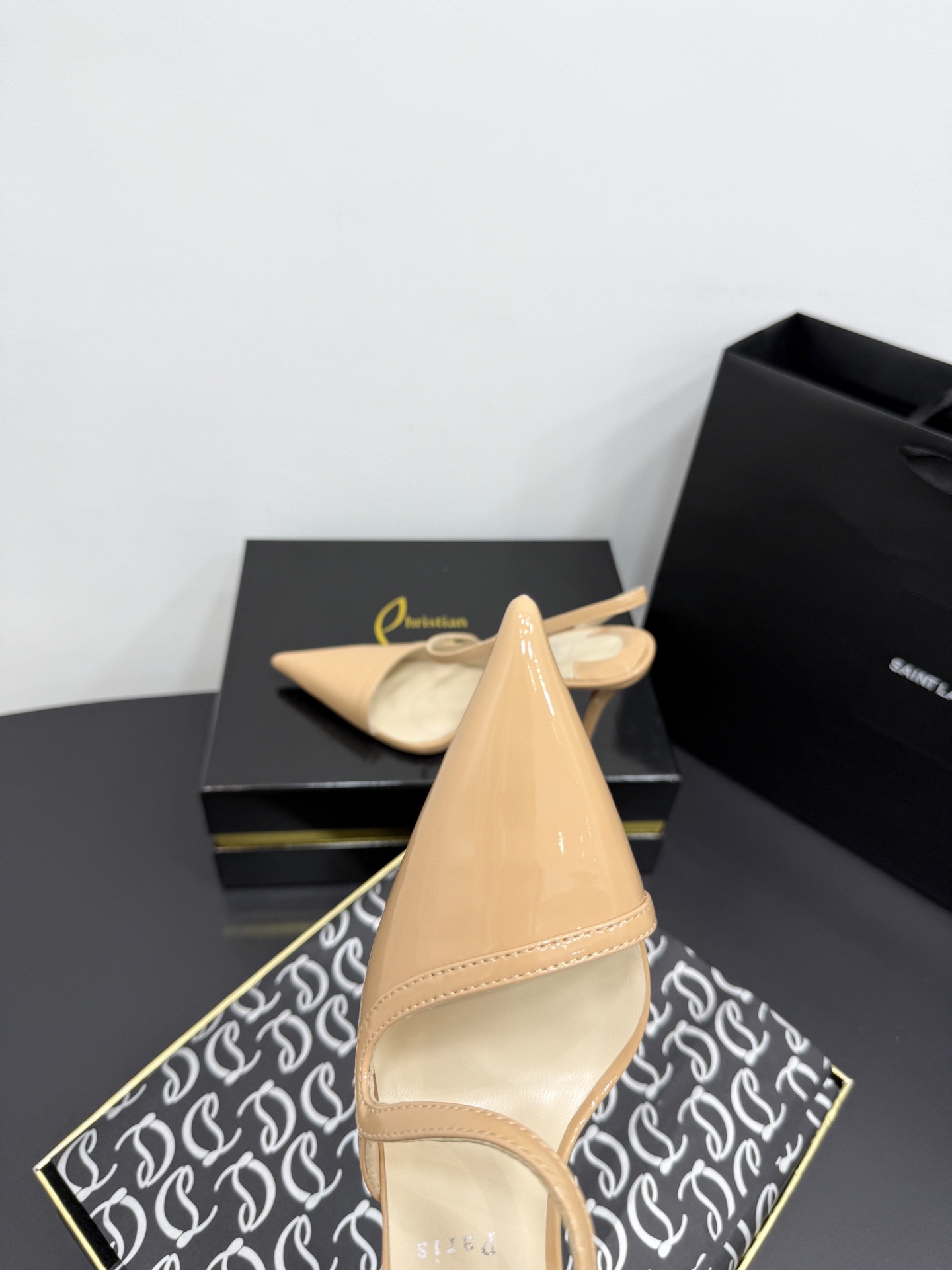 Туфли женские Christian Louboutin Rosa Z бежевого цвета