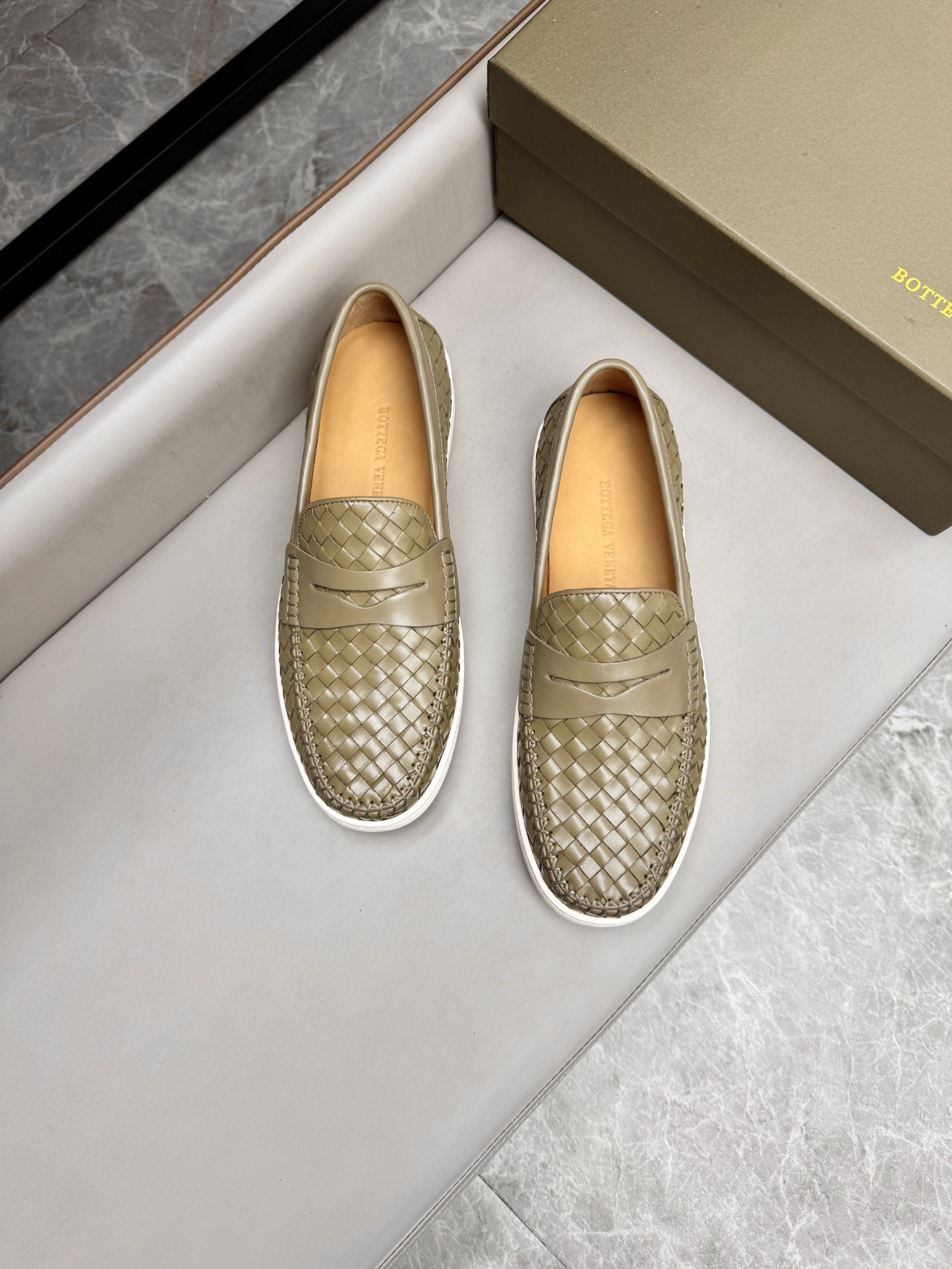 Слипоны мужские в стиле Bottega Veneta Intrecciato оливкового цвета