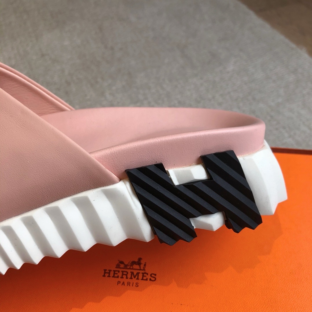 Шлёпанцы Hermès Eclair пудрово-розового цвета с перекрёстными ремешками
