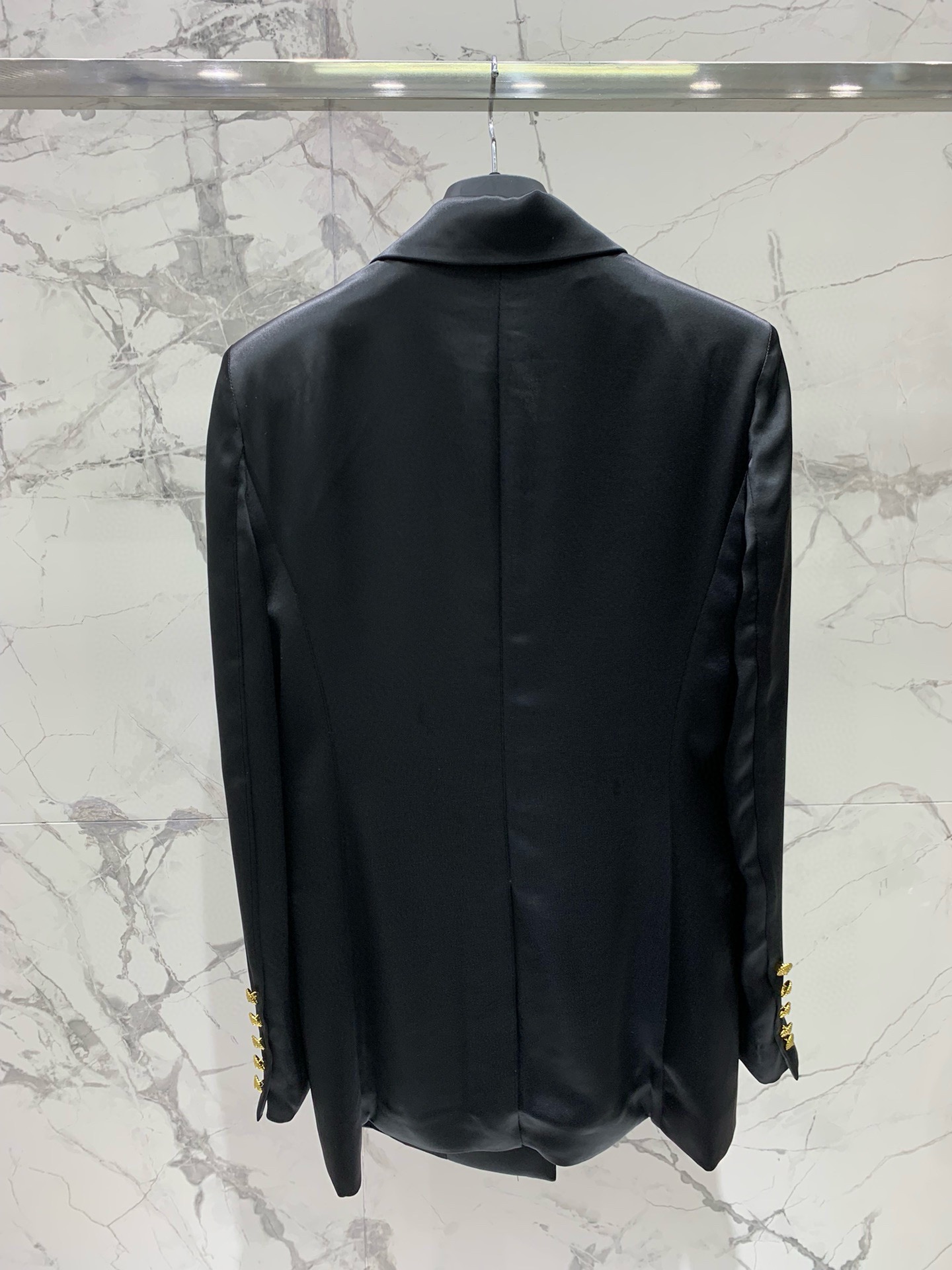 Пиджак женский в стиле Balmain чёрного цвета с золотыми пуговицами