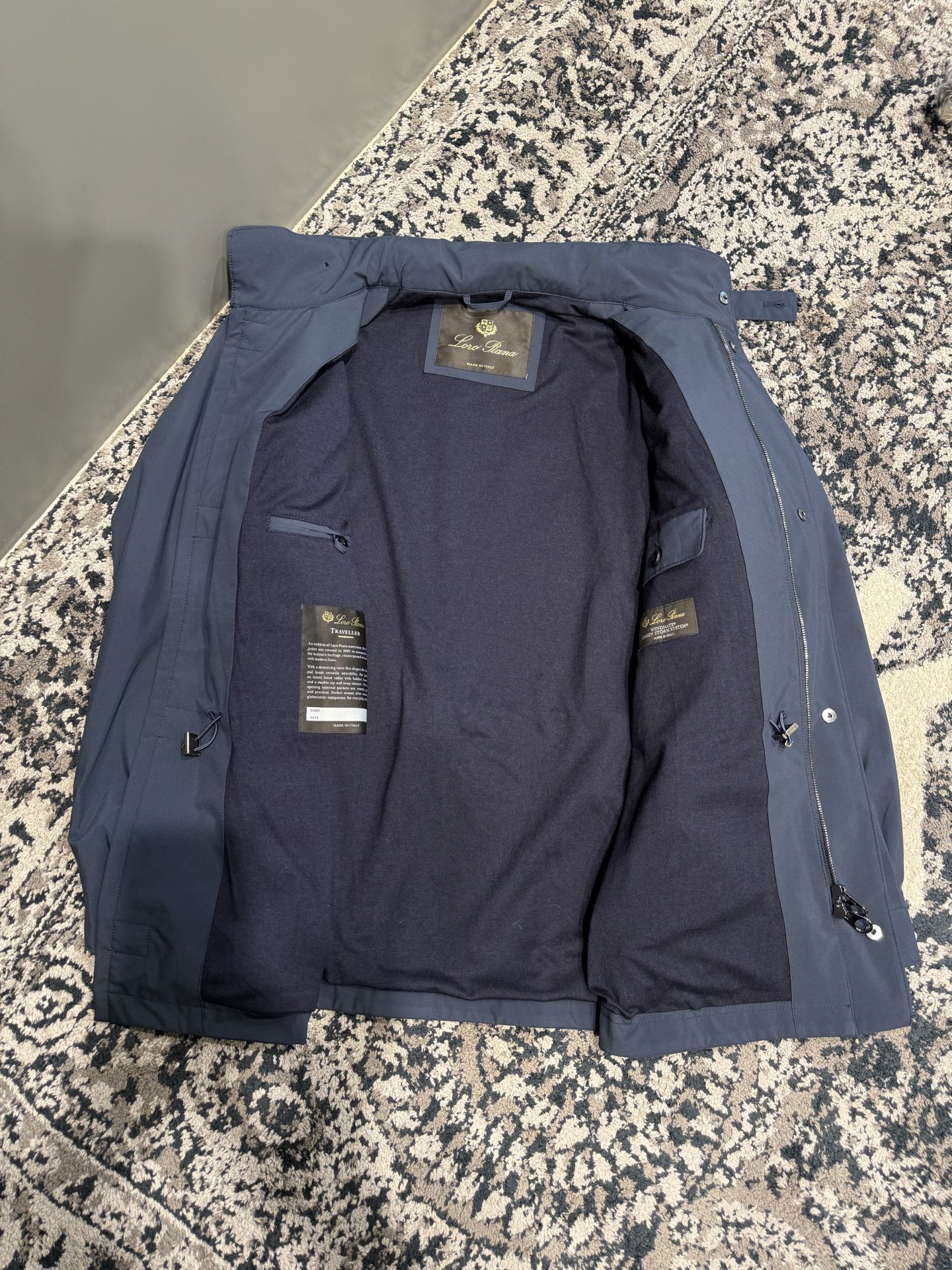 Куртка мужская в стиле Loro Piana Traveller Windmate® из технологичной ткани синего цвета с капюшоном