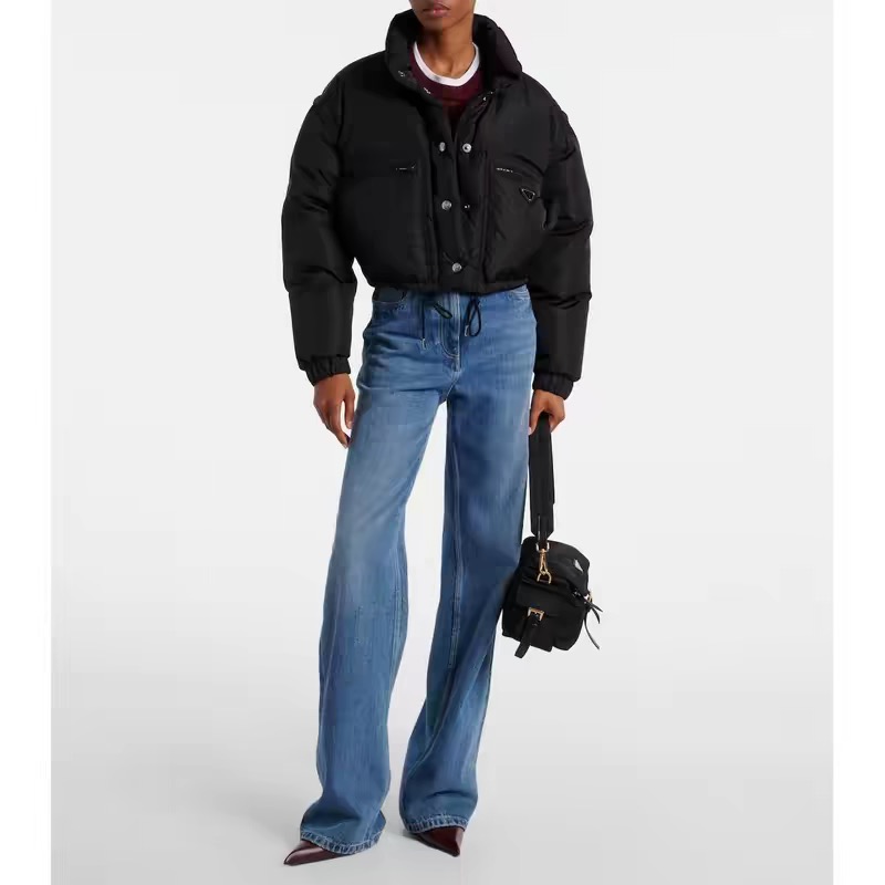 Джинсы женские в стиле Prada синего цвета с треугольным логотипом