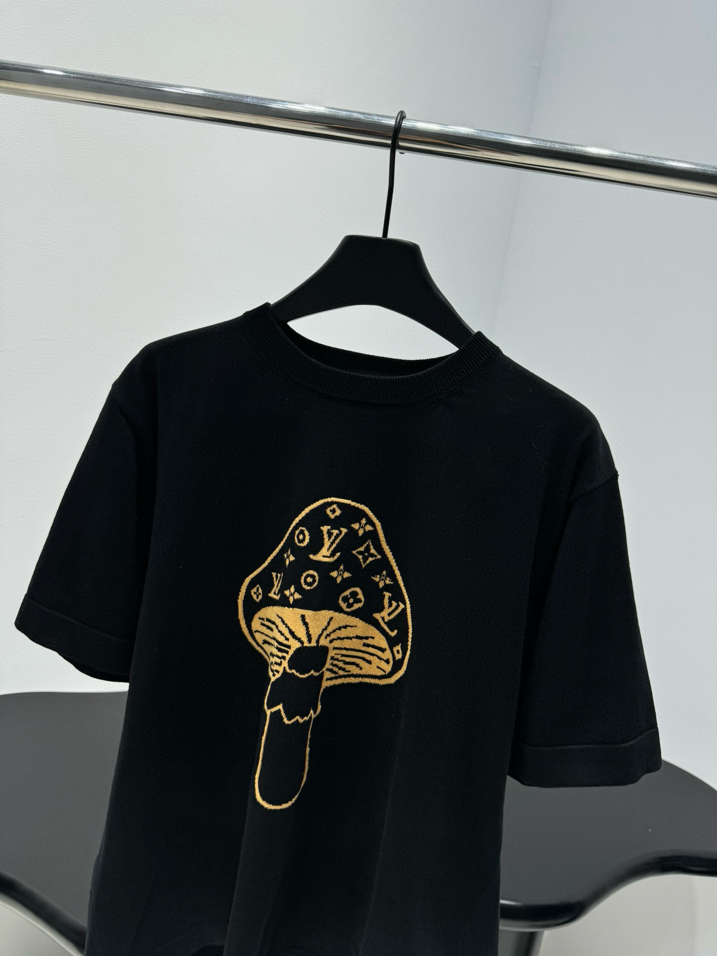 Джемпер мужской в стиле Loewe из хлопкового трикотажа чёрного цвета с вышивкой гриба