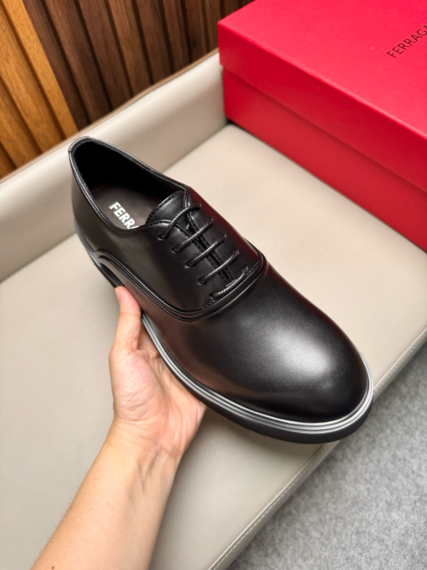 Туфли мужские в стиле Salvatore Ferragamo чёрного цвета со шнуровкой