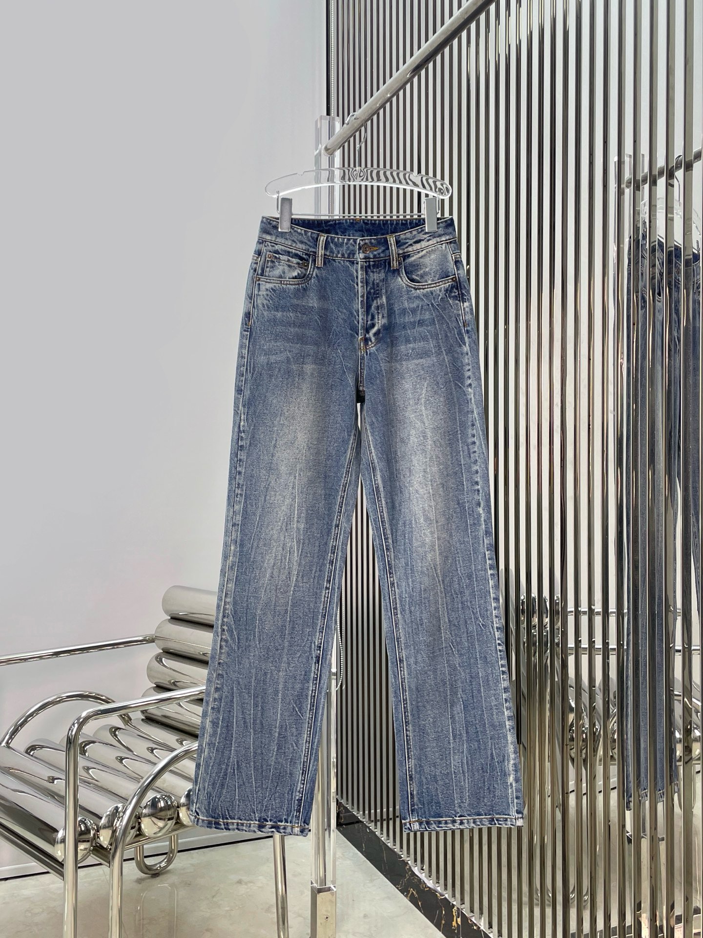 Джинсы женские в стиле Miu Miu голубого цвета с эффектом варки и вышитым логотипом