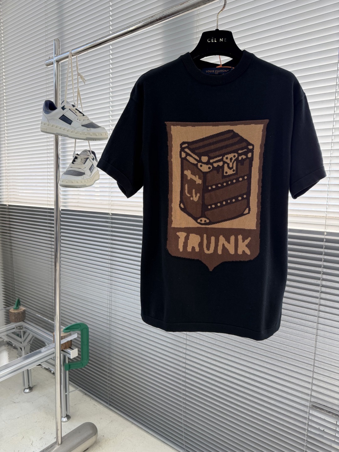 Футболка мужская в стиле Louis Vuitton с жаккардовым принтом Trunk чёрного цвета