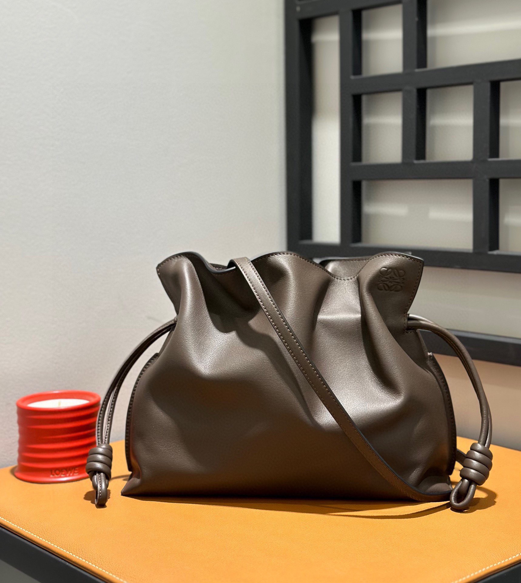 Сумка женская Loewe Flamenco коричневого цвета