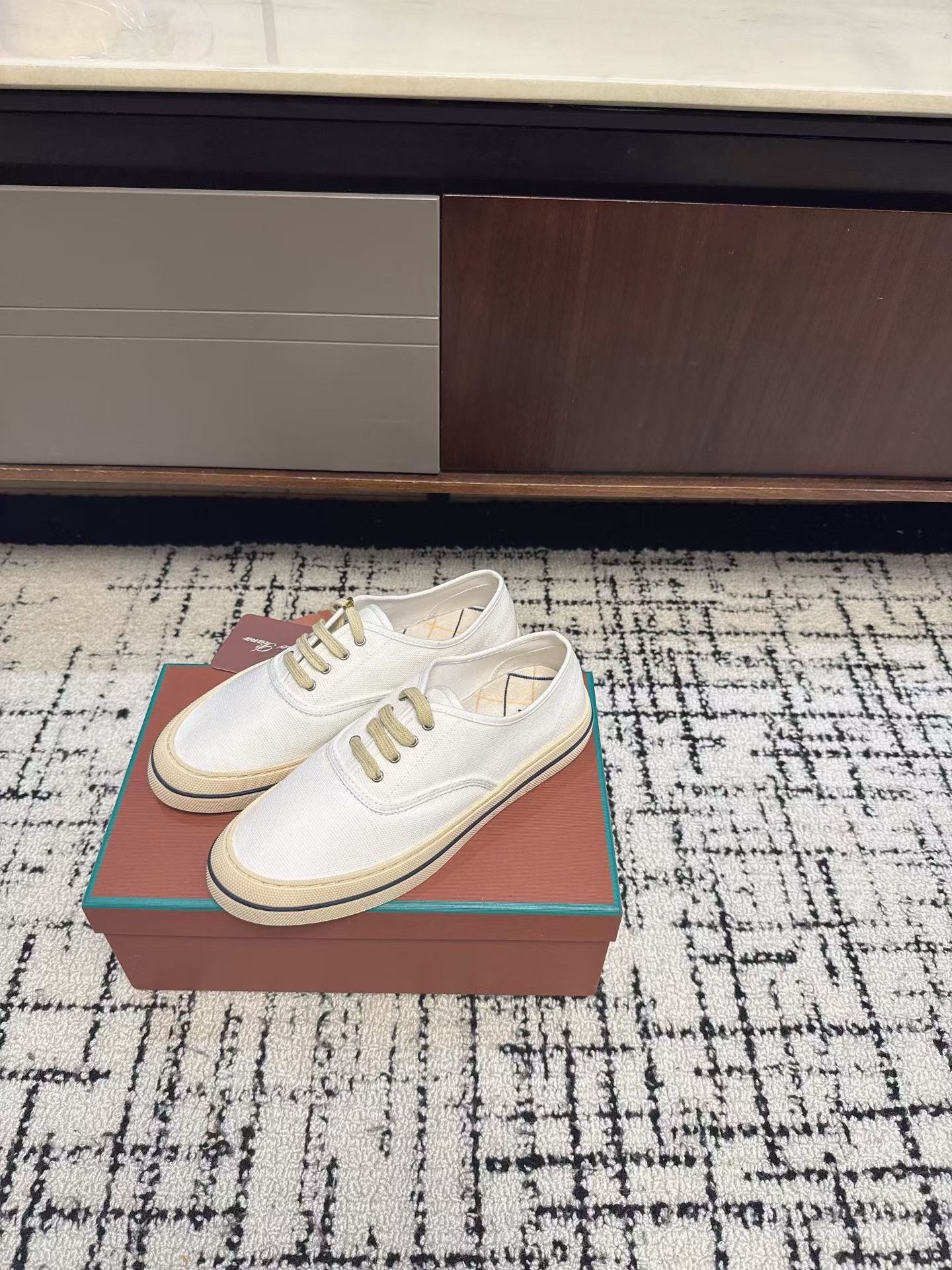 Кеды женские в стиле Loro Piana бежевого цвета