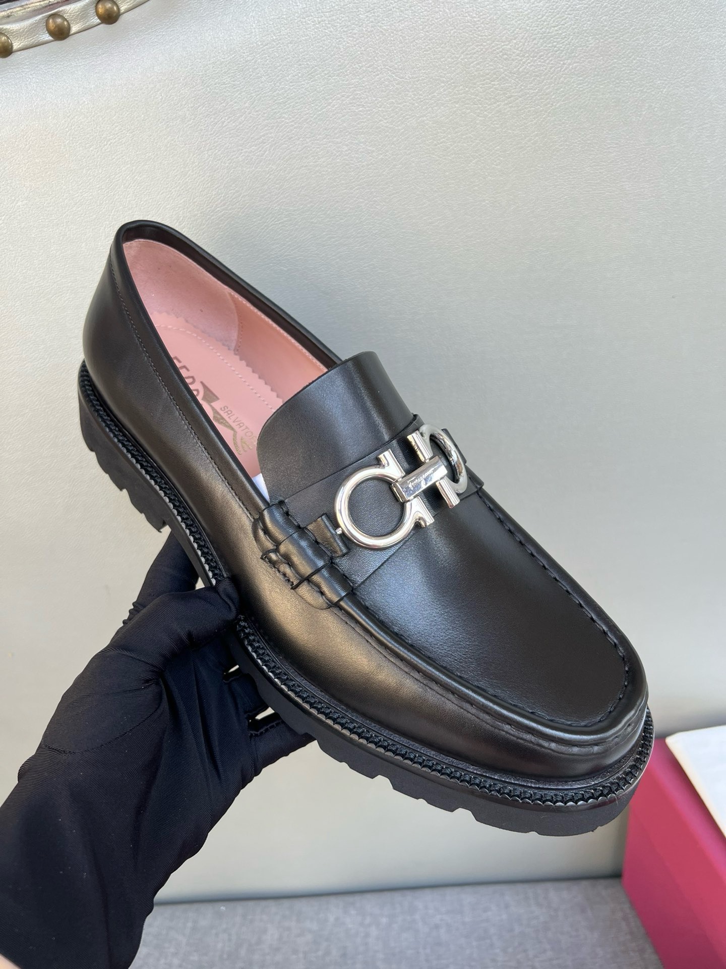 Лоферы мужские в стиле Salvatore Ferragamo из натуральной кожи черного цвета