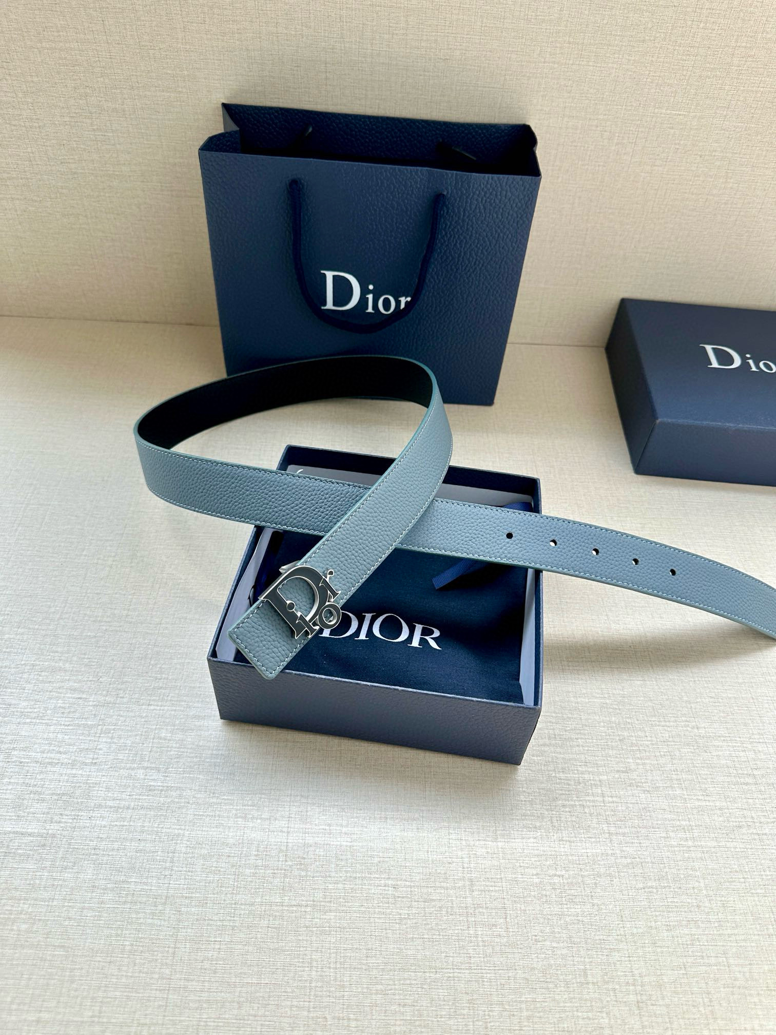Ремень мужской двусторонний в стиле Dior Dior Charm из натуральной кожи серо-голубого цвета