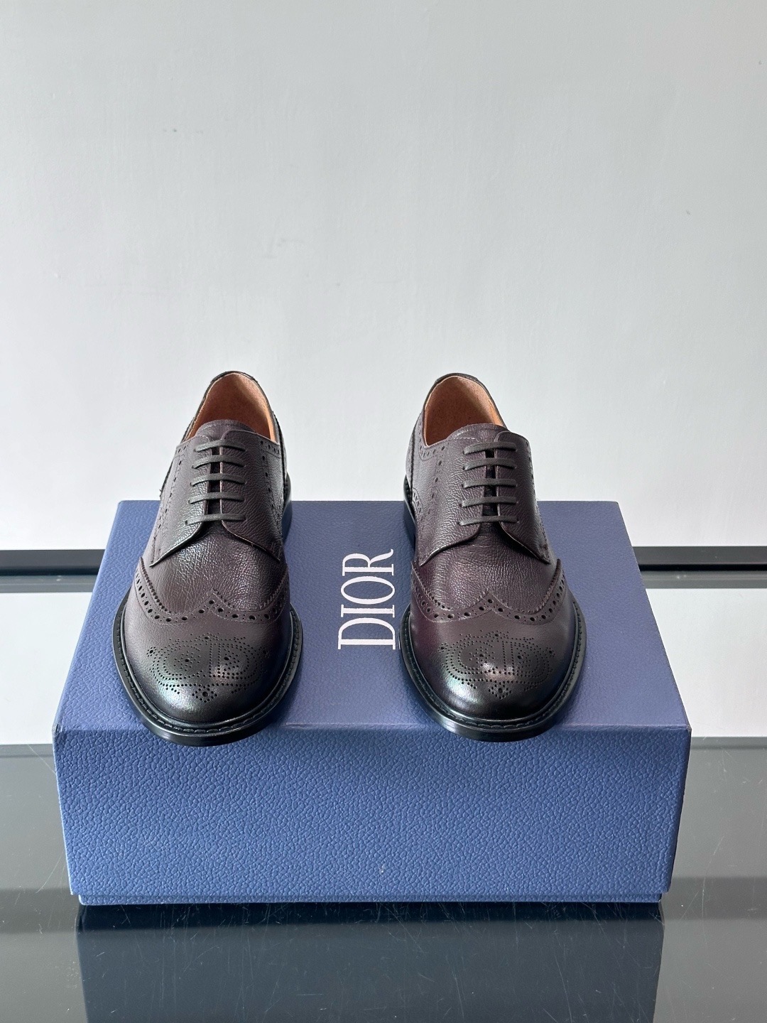 Туфли мужские в стиле Dior Oxford из натуральной кожи с перфорацией коричневого цвета