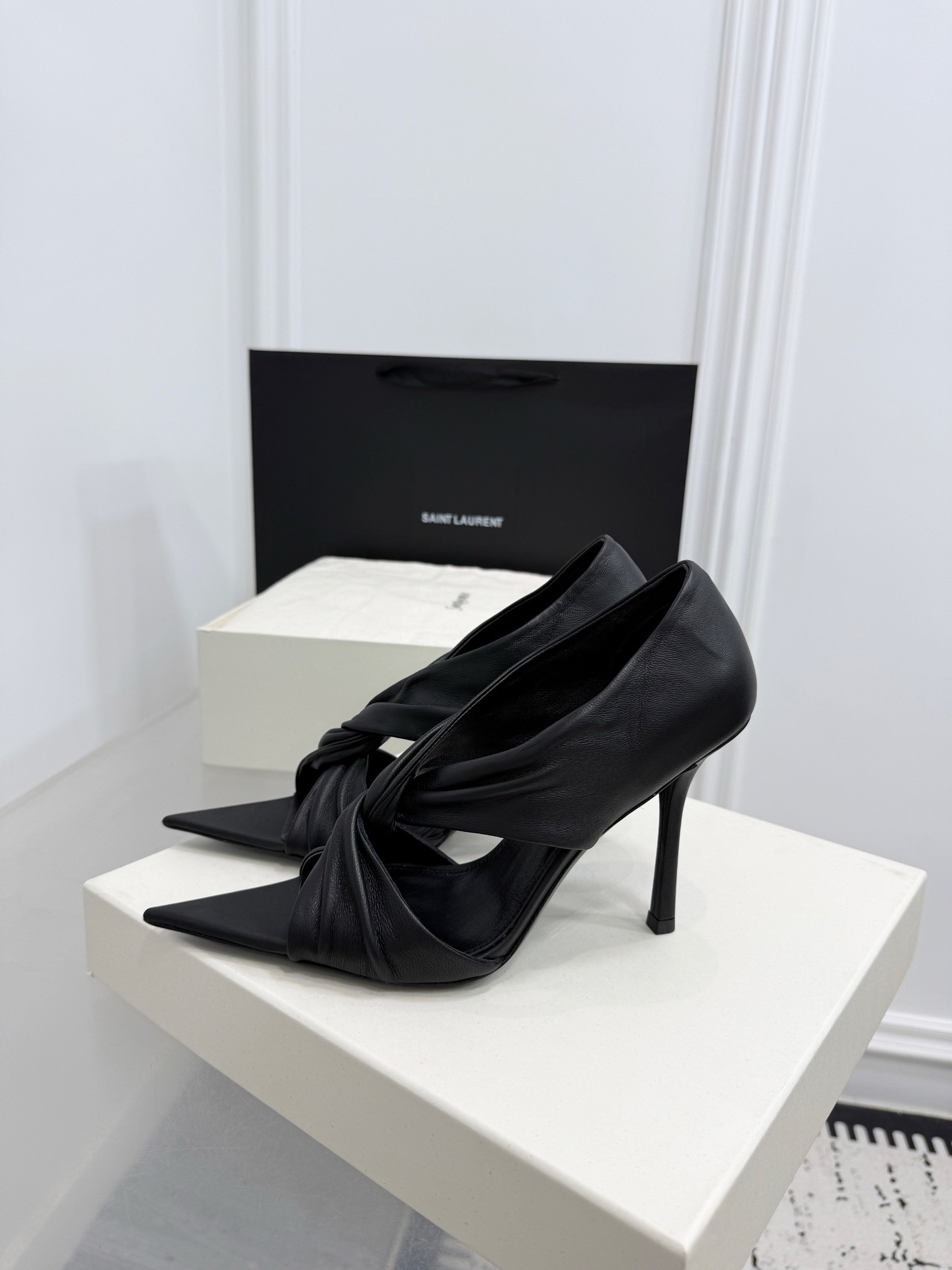 Туфли женские в стиле Saint Laurent из натуральной кожи черного цвета
