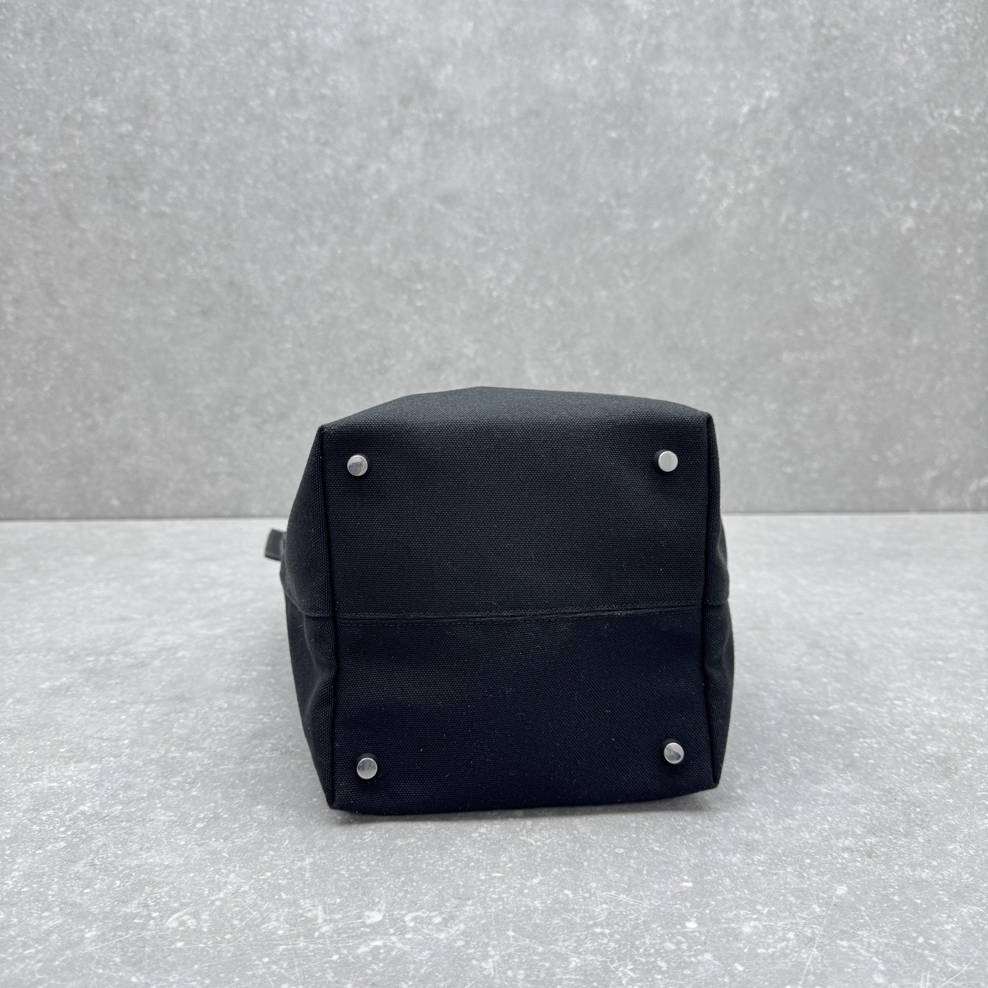 Сумка женская в стиле The Row Bucket из текстиля и натуральной кожи черного цвета