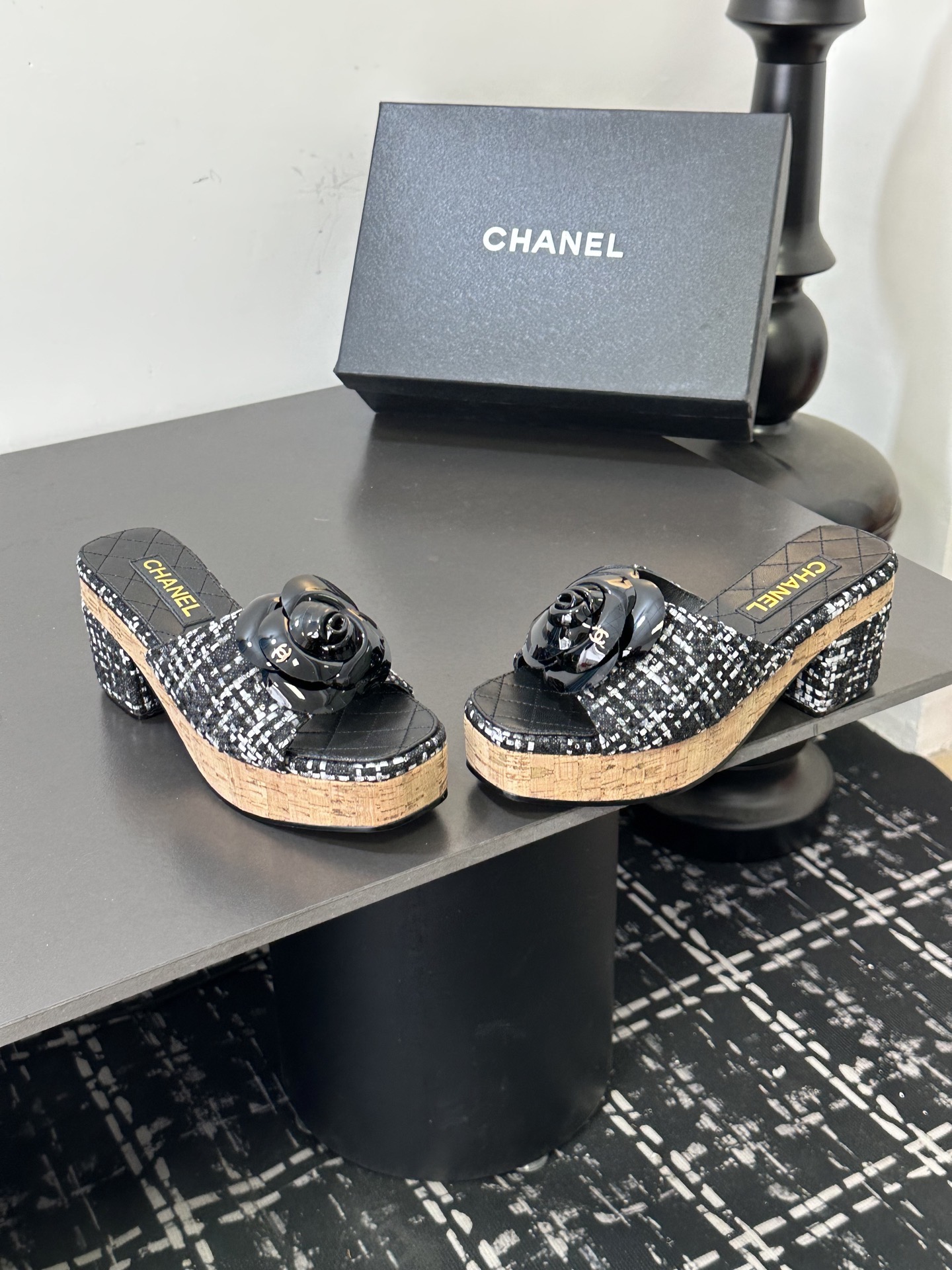 Мюли женские в стиле Chanel с цветком камелии чёрного цвета