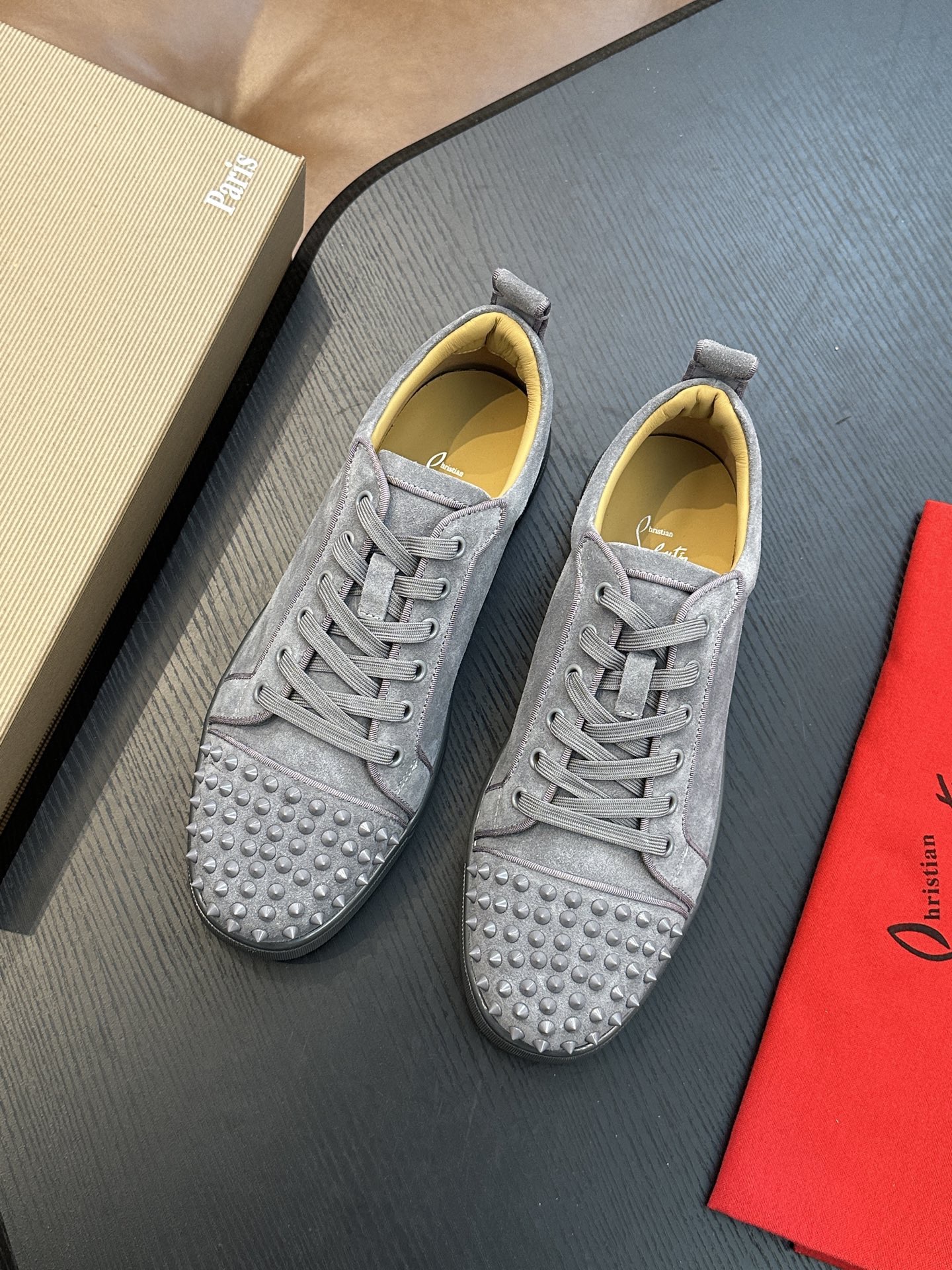 Кроссовки мужские в стиле Christian Louboutin серого цвета с шипами