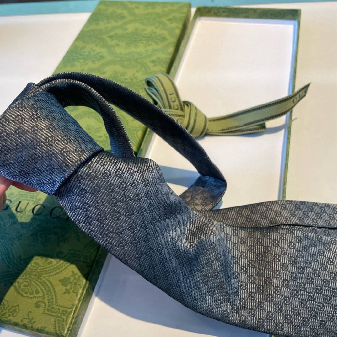 Галстук мужской в стиле Gucci серого цвета с жаккардовым узором GG