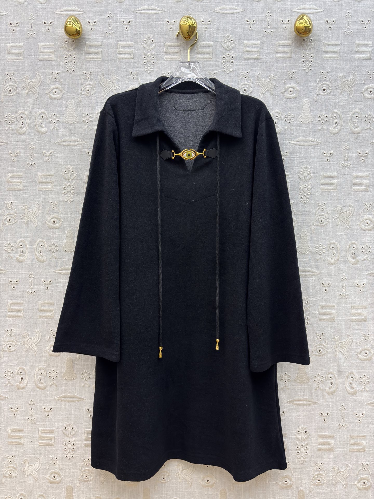 Платье женское Schiaparelli с декоративной застёжкой «глаз» чёрного цвета