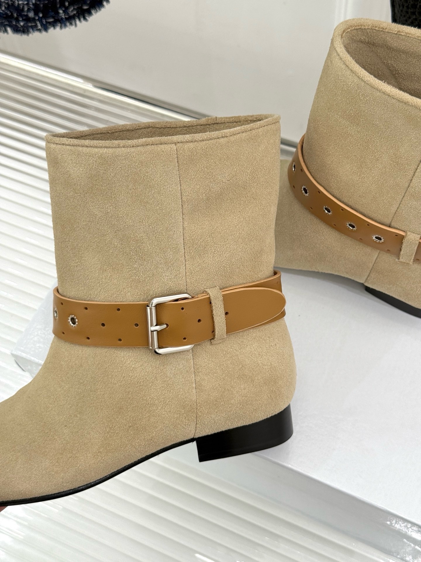 Ботильоны женские Isabel Marant Darner Buckle Boots бежевого цвета