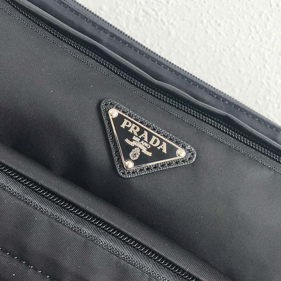 Сумка поясная мужская в стиле Prada Re-Nylon чёрного цвета с несколькими карманами