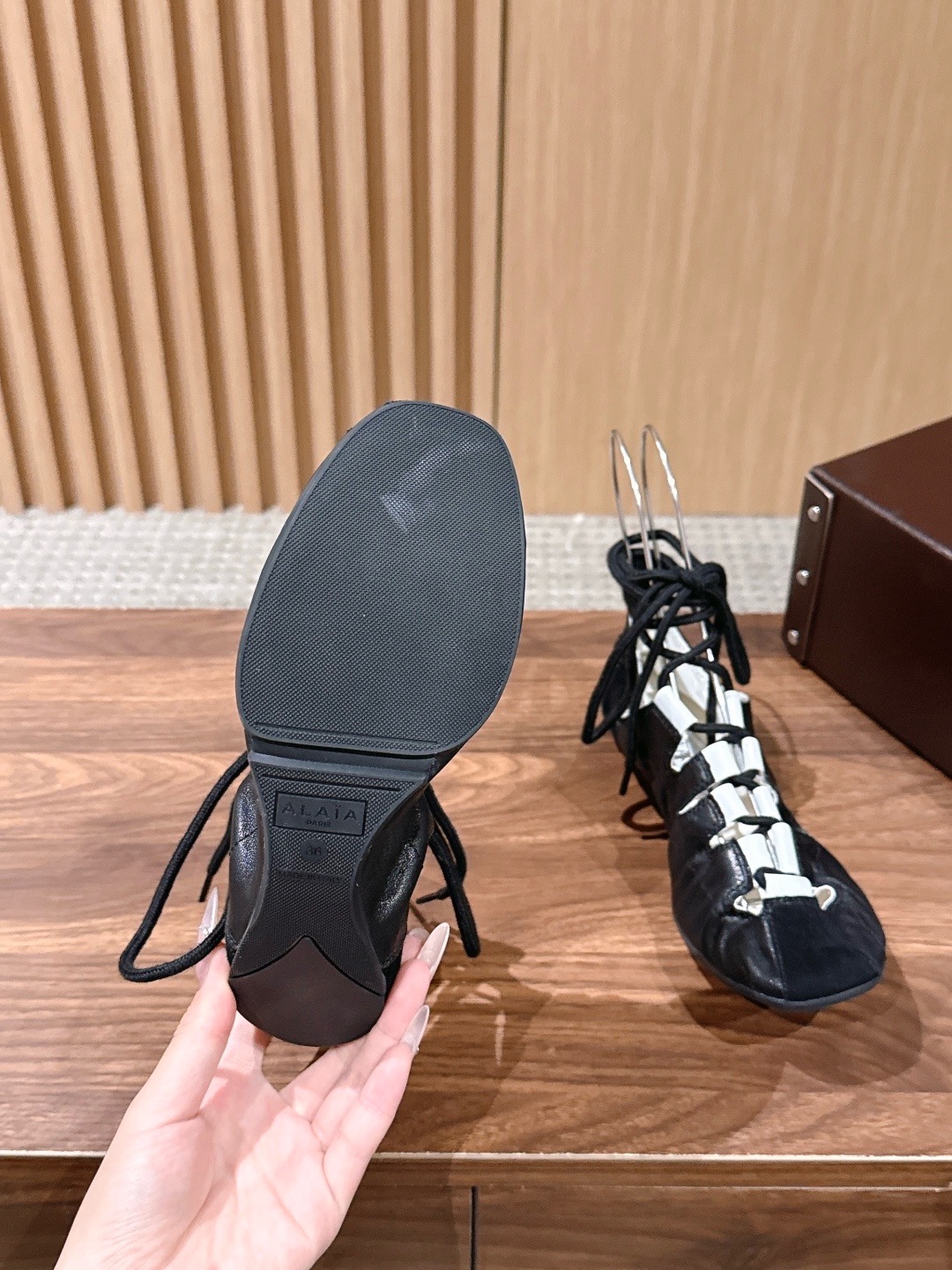 Балетки женские в стиле Alaïa Fold из натуральной замши со шнуровкой черно-молочного цвета