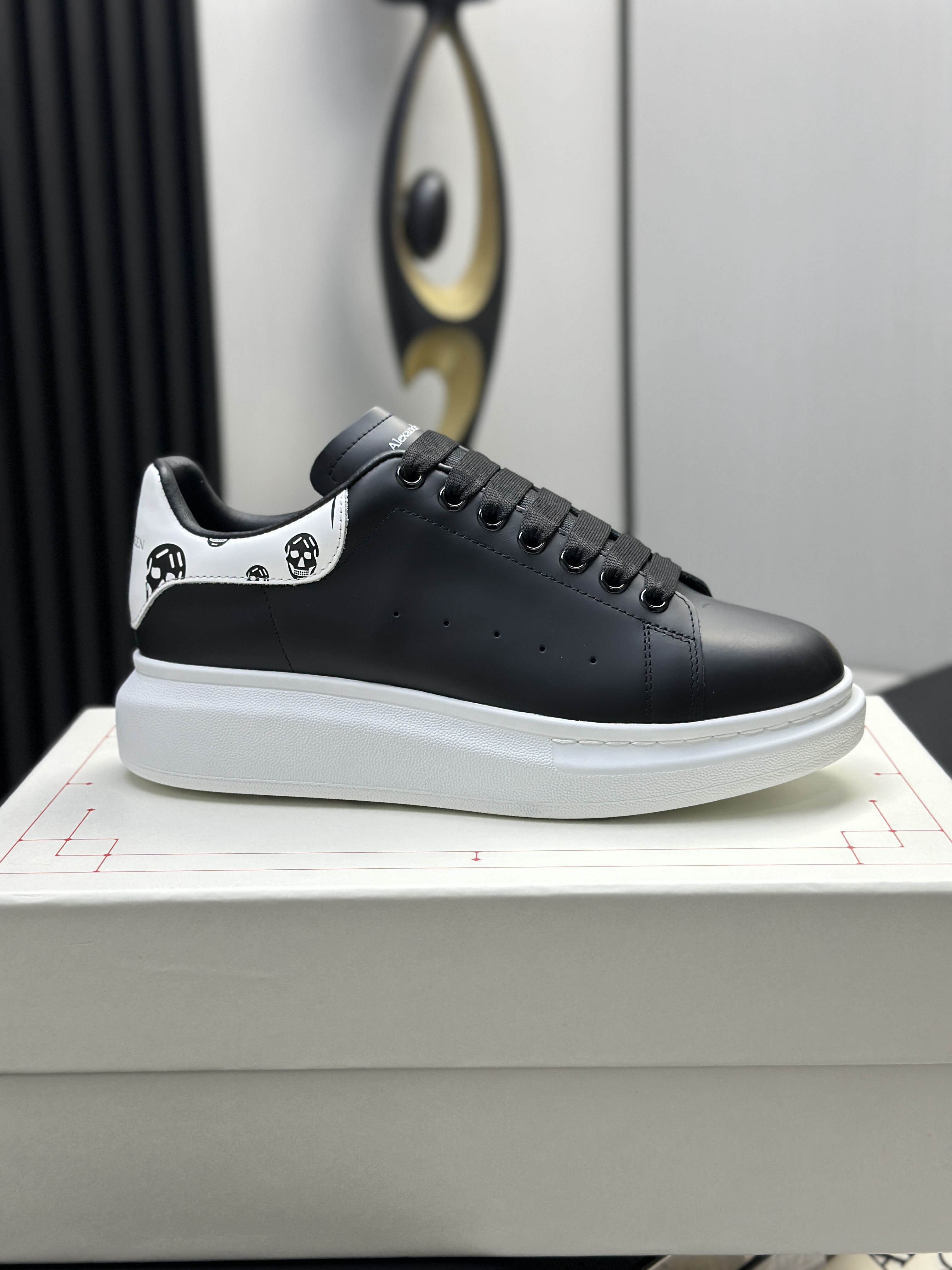 Кроссовки в стиле Alexander McQueen Oversized Sneaker чёрного цвета с контрастной пяткой