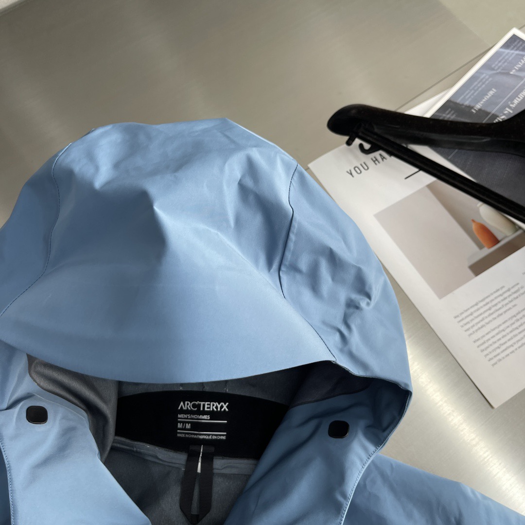 Куртка унисекс в стиле Arc'teryx Alpha SV с капюшоном голубого цвета