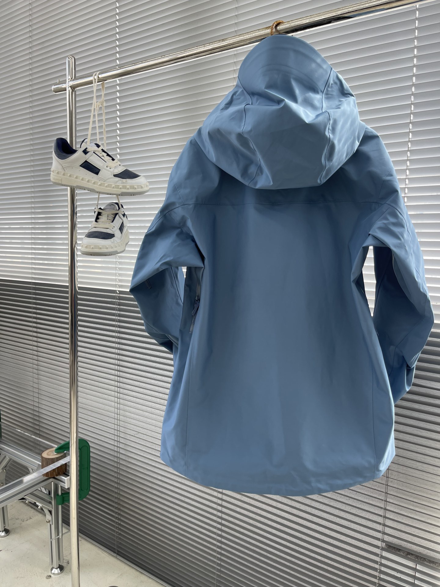 Куртка унисекс в стиле Arc'teryx Alpha SV с капюшоном голубого цвета