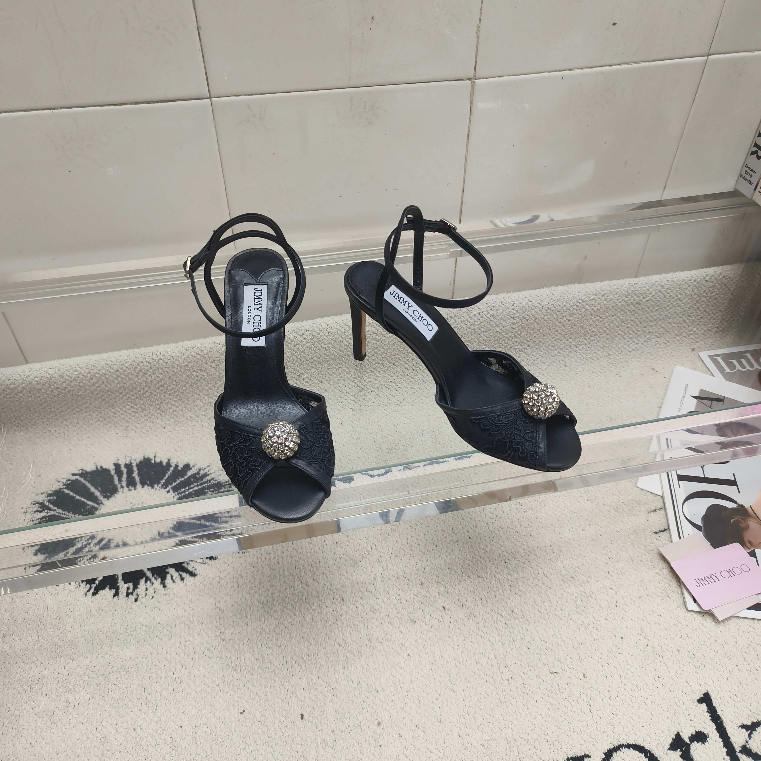 Босоножки женские в стиле Jimmy Choo черного цвета