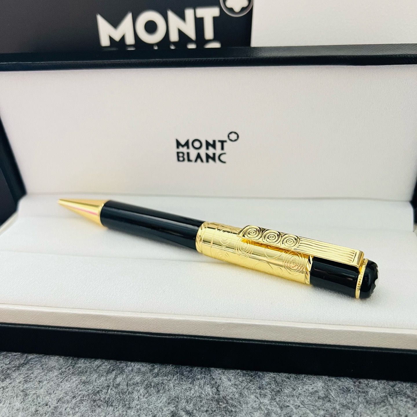 Ручка Montblanc черного цвета